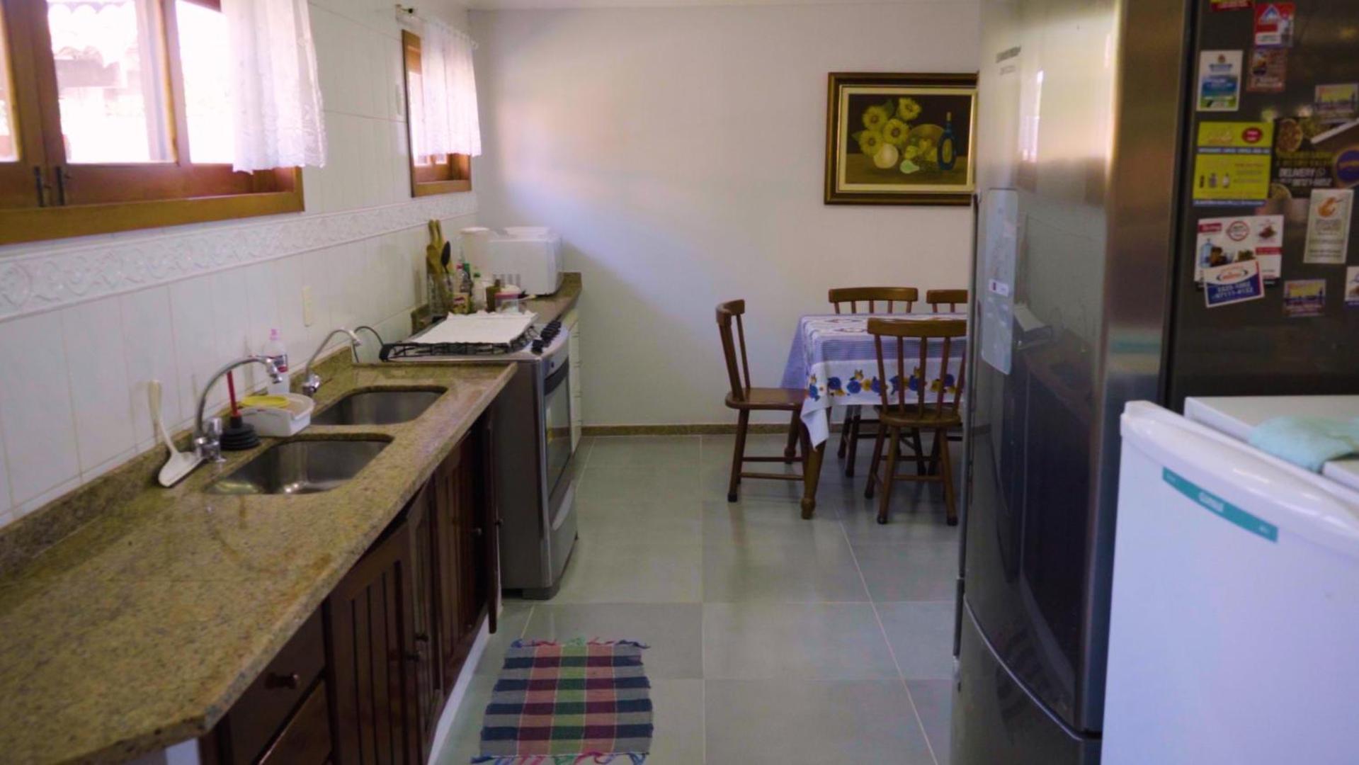 Belíssima Casa com extensa área externa - piscina, sauna, churrasqueira e campo de futebol - com 5 suítes e a 500 metros da Rua das Pedras