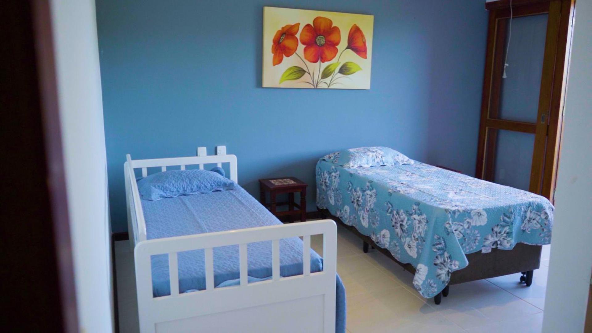 Belíssima Casa com extensa área externa - piscina, sauna, churrasqueira e campo de futebol - com 5 suítes e a 500 metros da Rua das Pedras