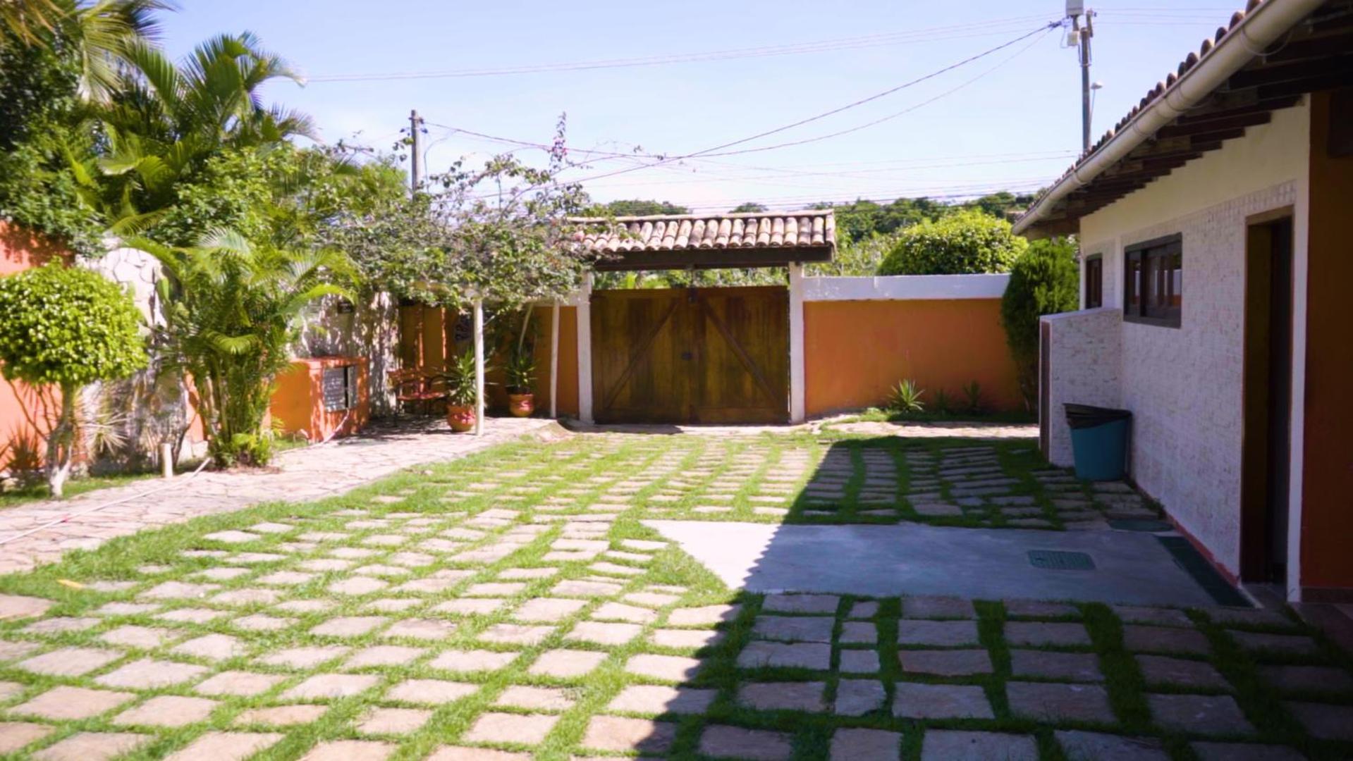 Belíssima Casa com extensa área externa - piscina, sauna, churrasqueira e campo de futebol - com 5 suítes e a 500 metros da Rua das Pedras
