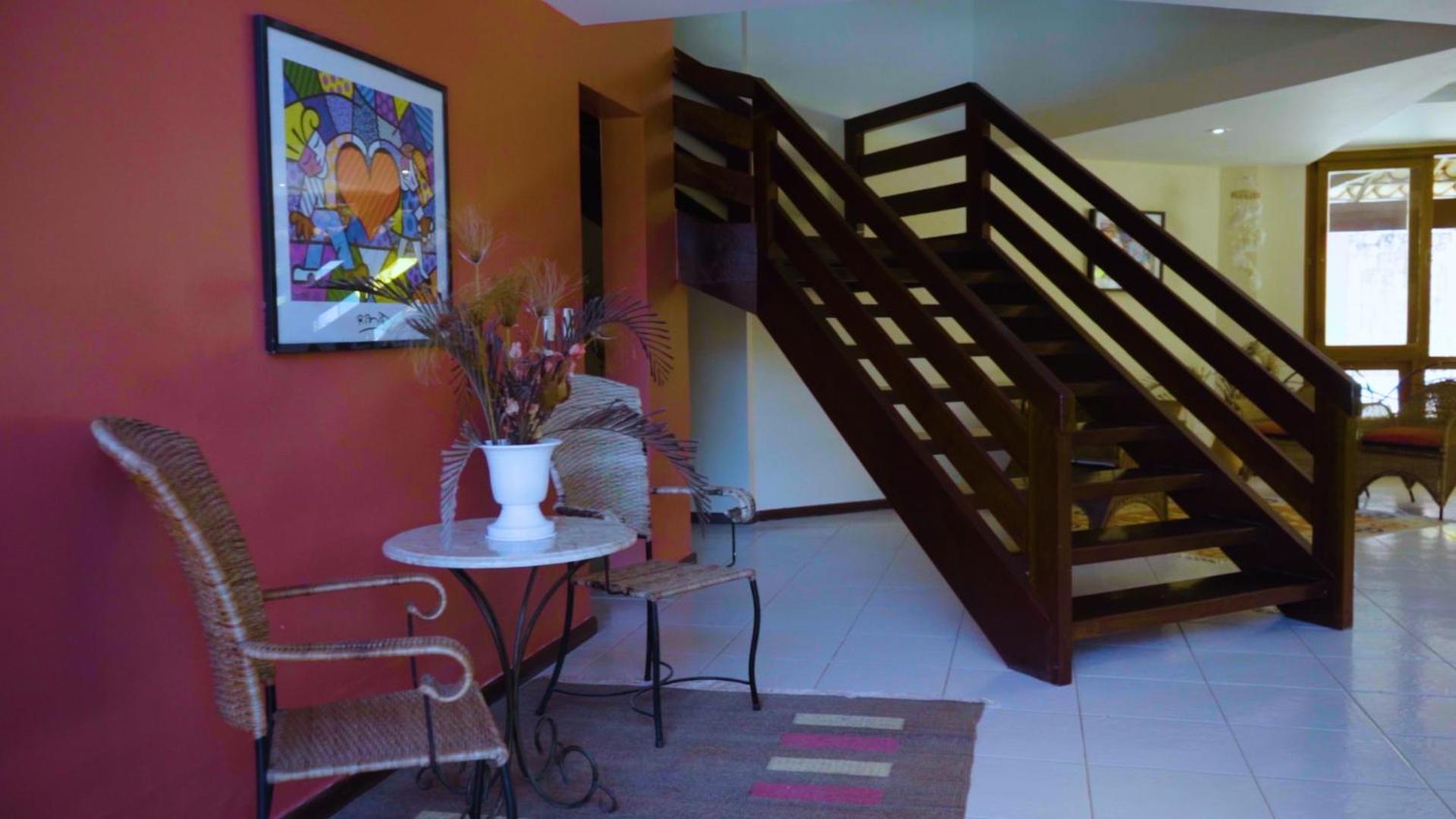 Belíssima Casa com extensa área externa - piscina, sauna, churrasqueira e campo de futebol - com 5 suítes e a 500 metros da Rua das Pedras