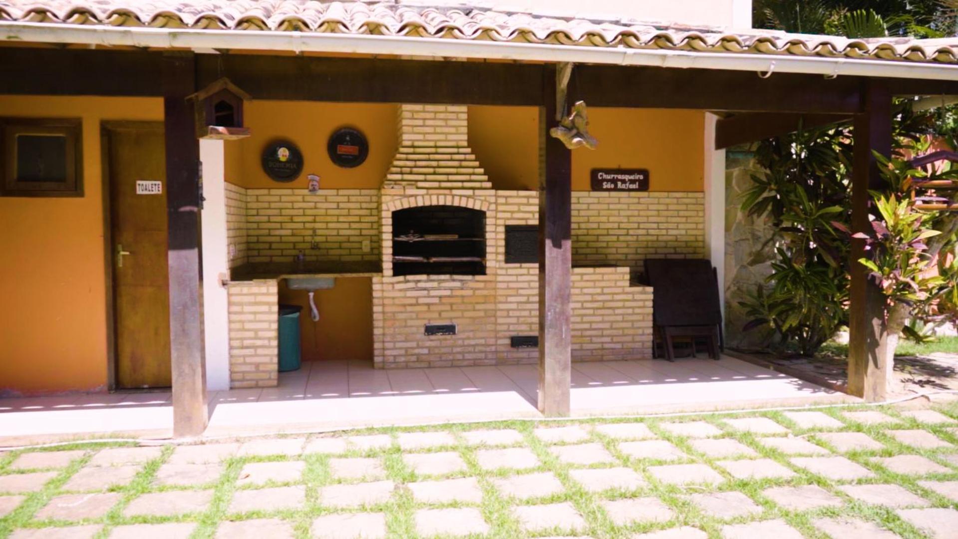 Belíssima Casa com extensa área externa - piscina, sauna, churrasqueira e campo de futebol - com 5 suítes e a 500 metros da Rua das Pedras
