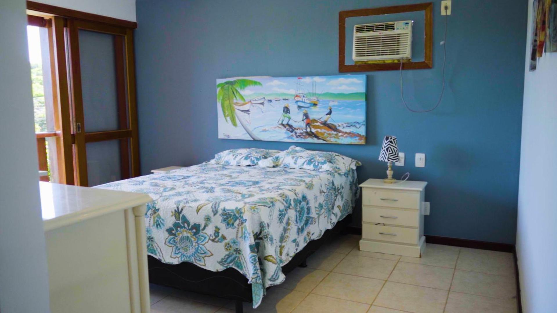 Belíssima Casa com extensa área externa - piscina, sauna, churrasqueira e campo de futebol - com 5 suítes e a 500 metros da Rua das Pedras