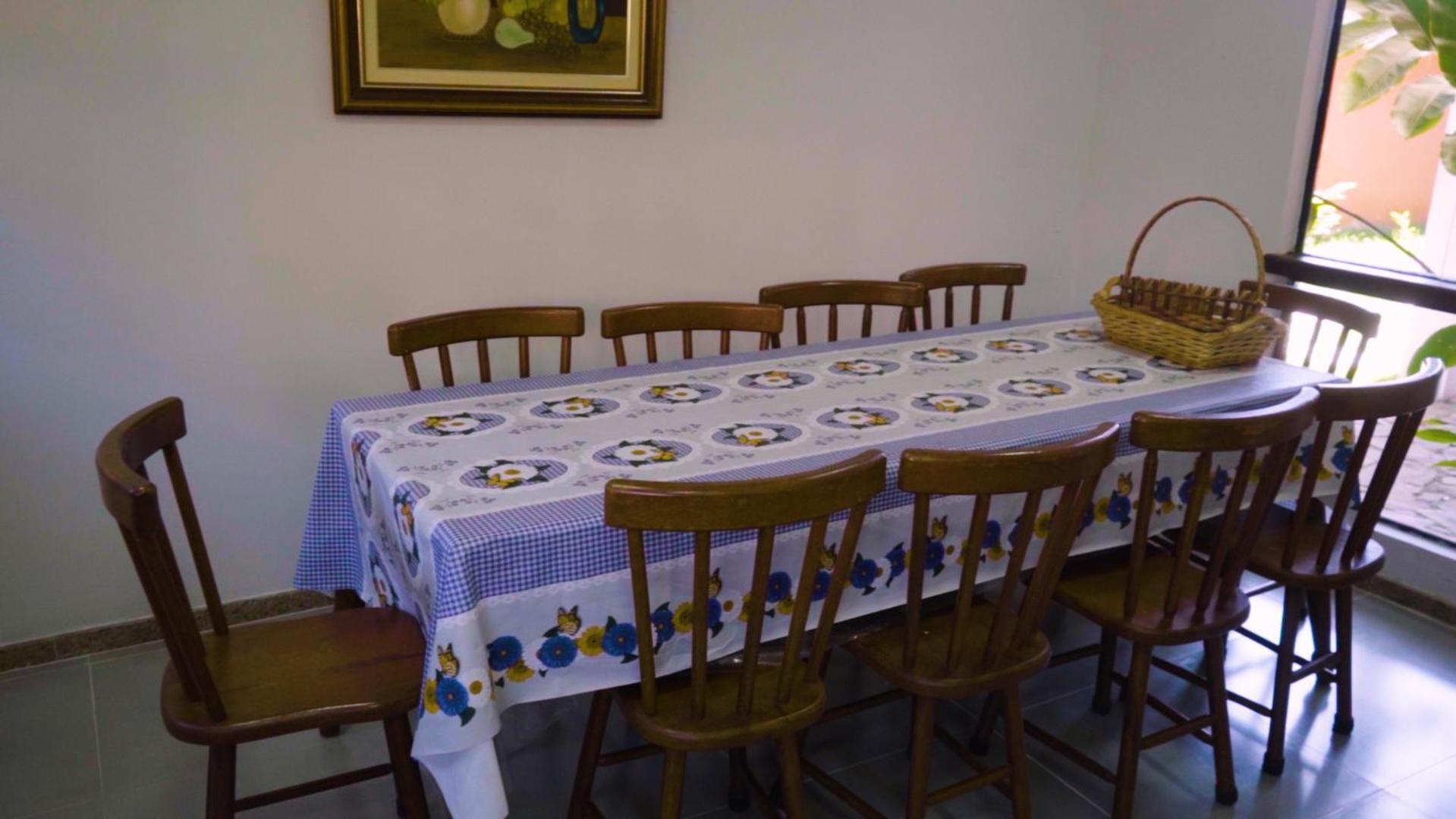 Belíssima Casa com extensa área externa - piscina, sauna, churrasqueira e campo de futebol - com 5 suítes e a 500 metros da Rua das Pedras