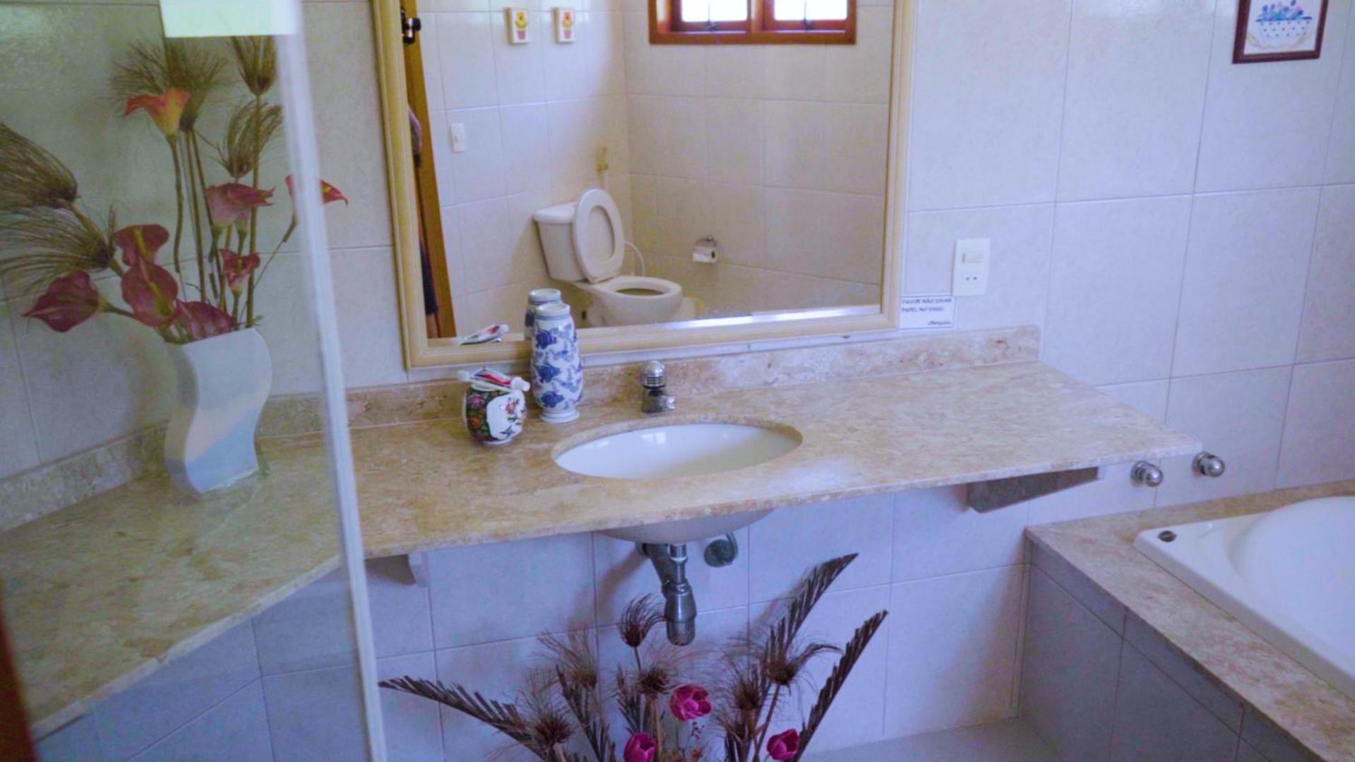 Belíssima Casa com extensa área externa - piscina, sauna, churrasqueira e campo de futebol - com 5 suítes e a 500 metros da Rua das Pedras