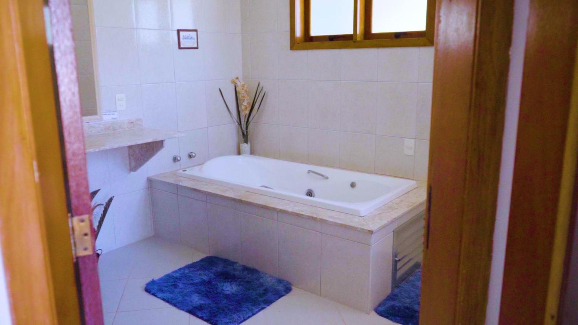 Belíssima Casa com extensa área externa - piscina, sauna, churrasqueira e campo de futebol - com 5 suítes e a 500 metros da Rua das Pedras