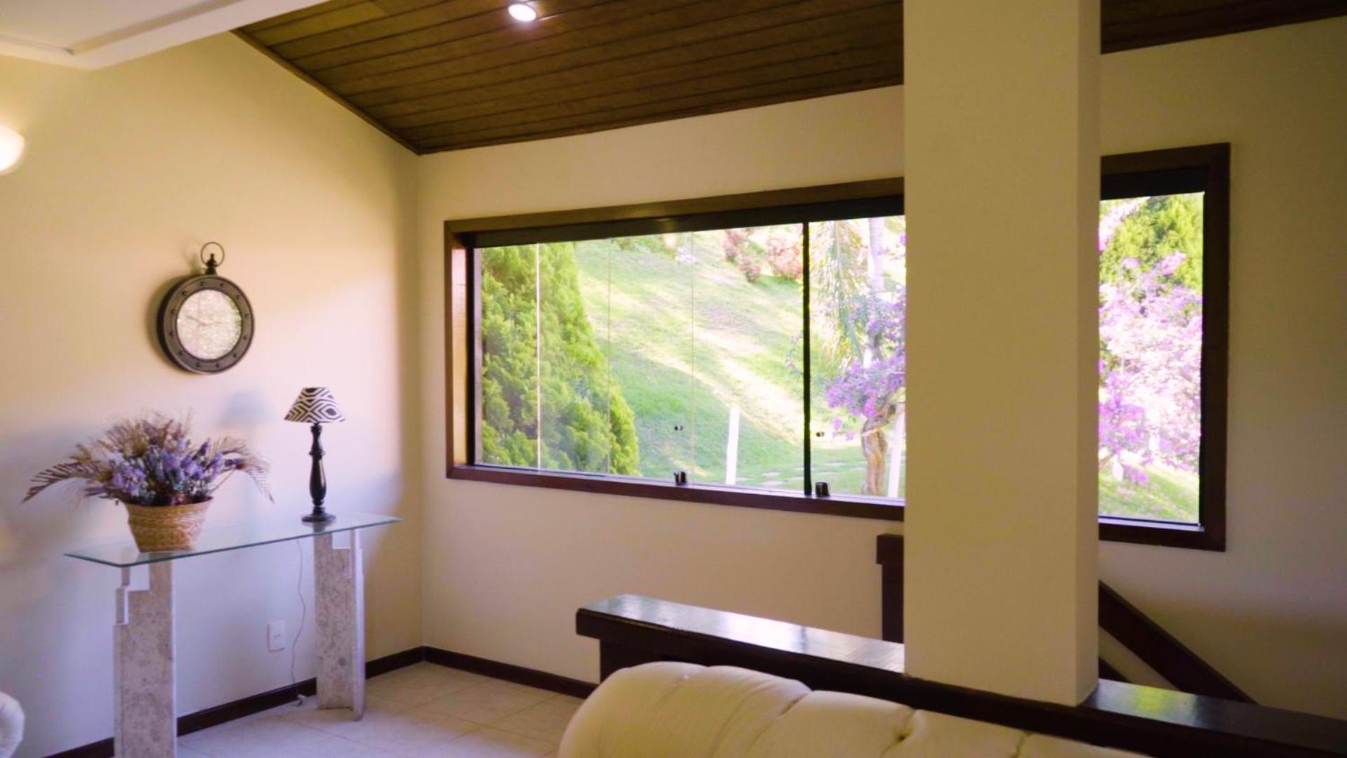 Belíssima Casa com extensa área externa - piscina, sauna, churrasqueira e campo de futebol - com 5 suítes e a 500 metros da Rua das Pedras