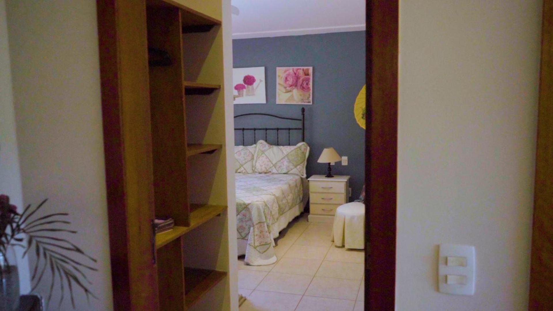 Belíssima Casa com extensa área externa - piscina, sauna, churrasqueira e campo de futebol - com 5 suítes e a 500 metros da Rua das Pedras