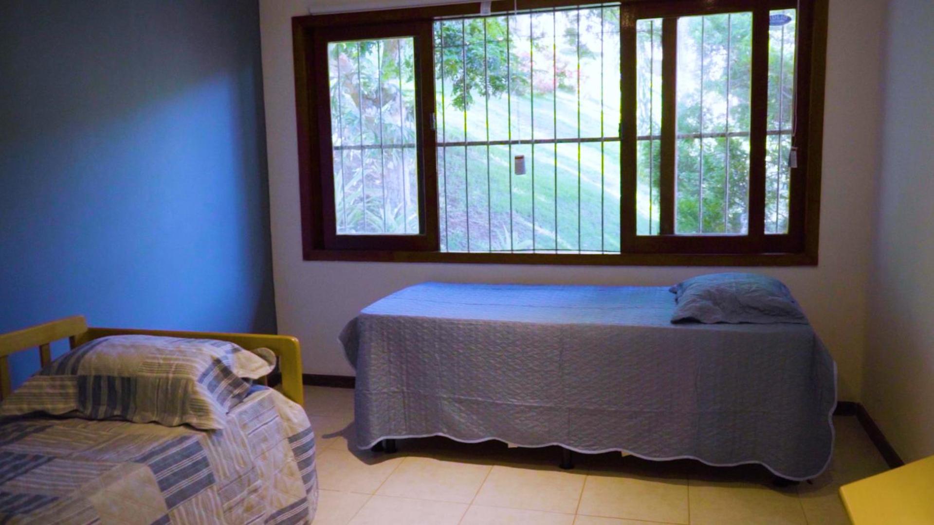 Belíssima Casa com extensa área externa - piscina, sauna, churrasqueira e campo de futebol - com 5 suítes e a 500 metros da Rua das Pedras