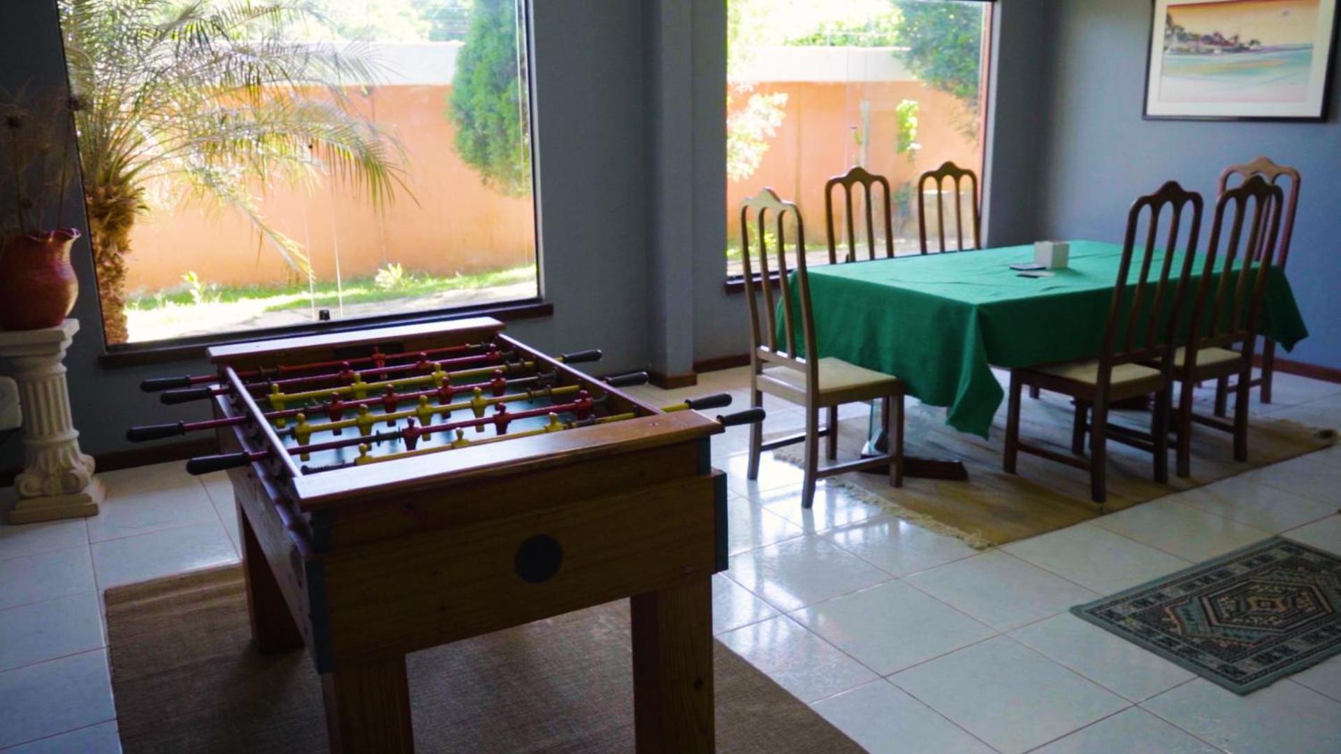 Belíssima Casa com extensa área externa - piscina, sauna, churrasqueira e campo de futebol - com 5 suítes e a 500 metros da Rua das Pedras