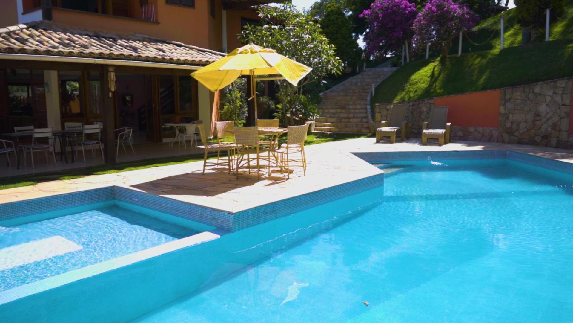Belíssima Casa com extensa área externa - piscina, sauna, churrasqueira e campo de futebol - com 5 suítes e a 500 metros da Rua das Pedras