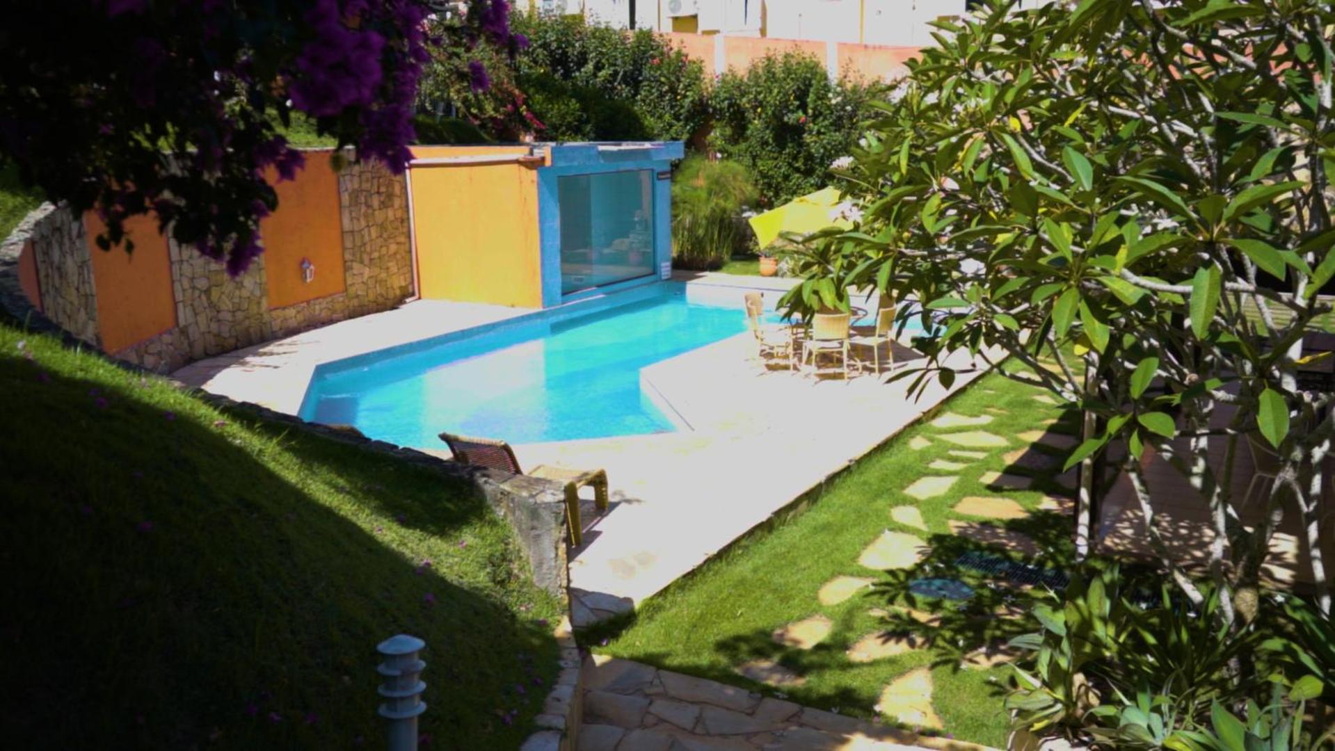 Belíssima Casa com extensa área externa - piscina, sauna, churrasqueira e campo de futebol - com 5 suítes e a 500 metros da Rua das Pedras