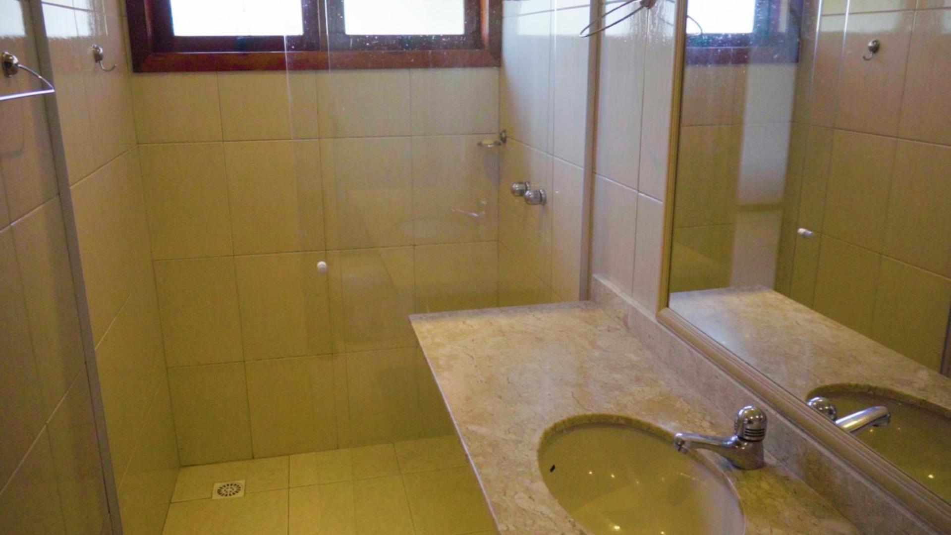 Belíssima Casa com extensa área externa - piscina, sauna, churrasqueira e campo de futebol - com 5 suítes e a 500 metros da Rua das Pedras
