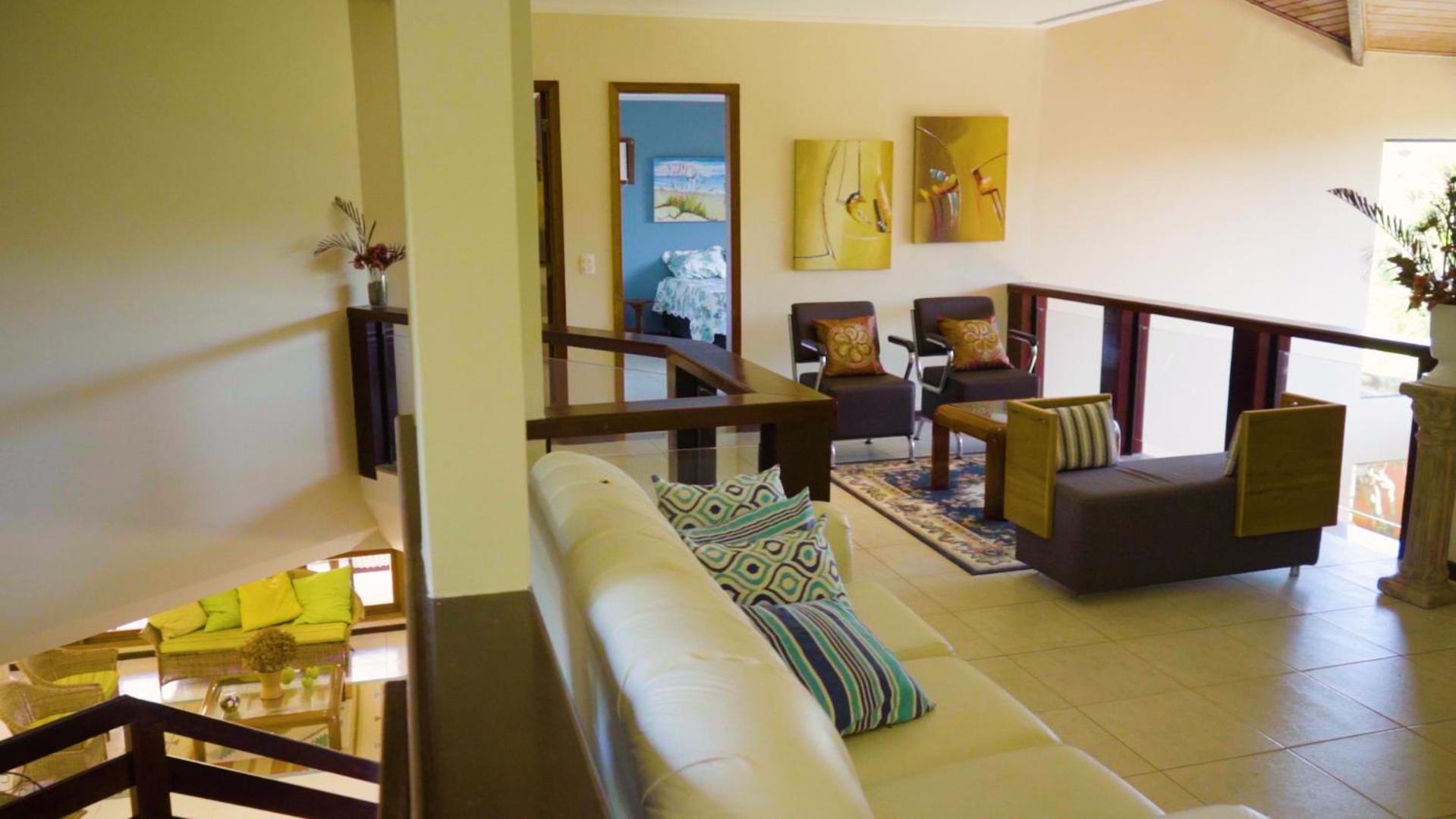 Belíssima Casa com extensa área externa - piscina, sauna, churrasqueira e campo de futebol - com 5 suítes e a 500 metros da Rua das Pedras