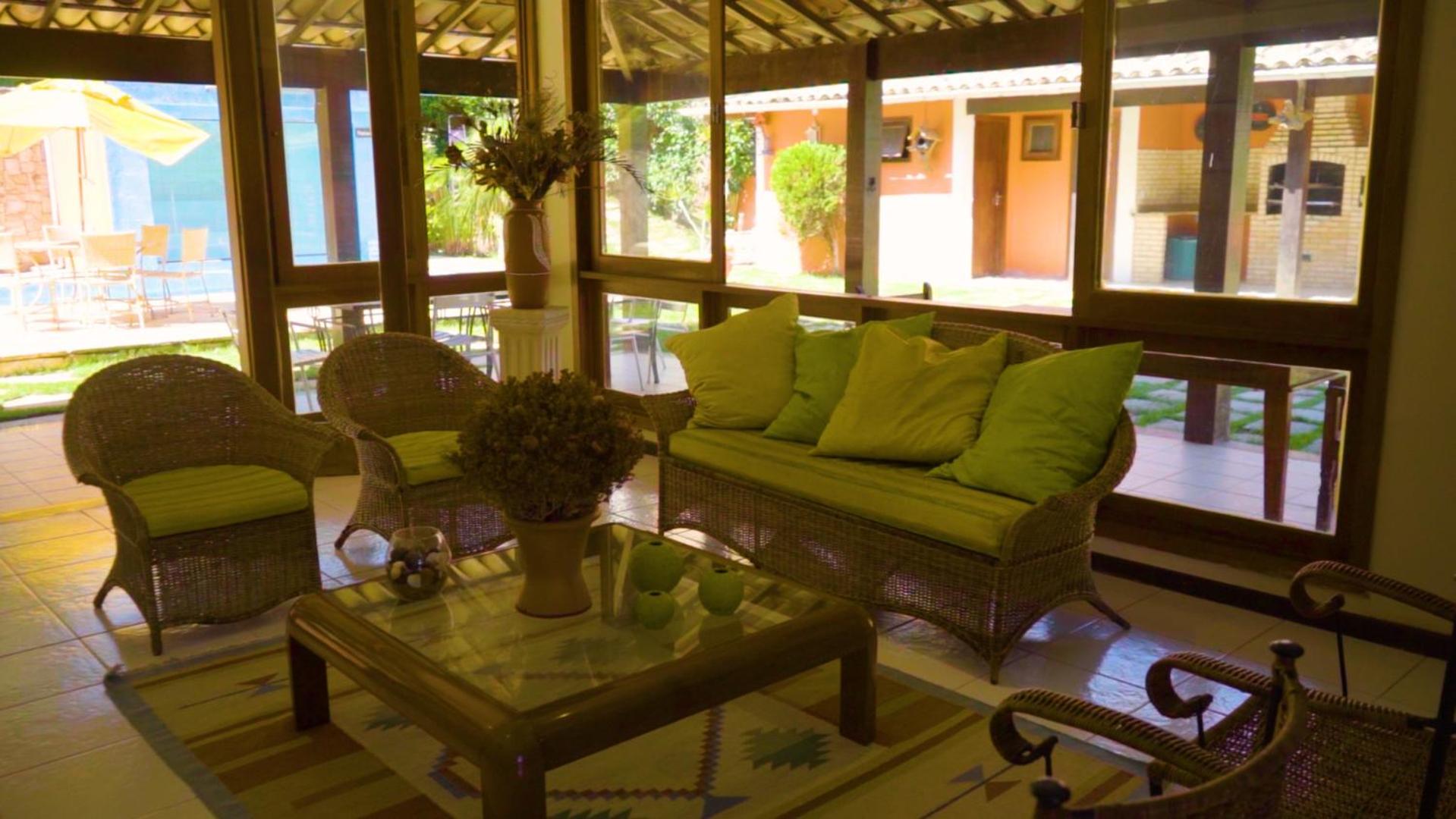 Belíssima Casa com extensa área externa - piscina, sauna, churrasqueira e campo de futebol - com 5 suítes e a 500 metros da Rua das Pedras