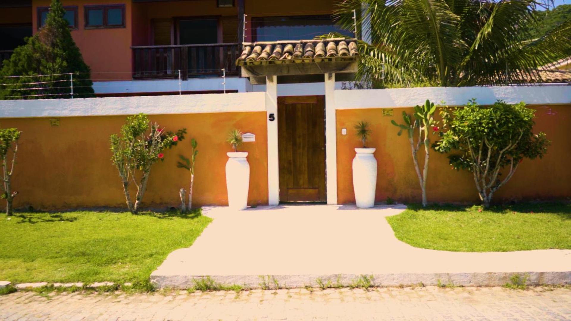 Belíssima Casa com extensa área externa - piscina, sauna, churrasqueira e campo de futebol - com 5 suítes e a 500 metros da Rua das Pedras