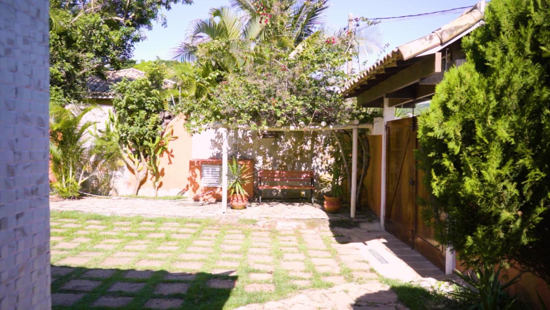 Belíssima Casa com extensa área externa - piscina, sauna, churrasqueira e campo de futebol - com 5 suítes e a 500 metros da Rua das Pedras
