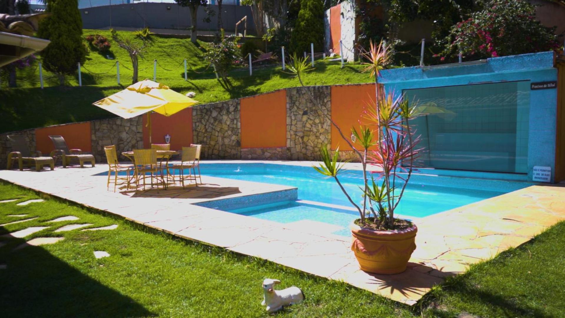 Belíssima Casa com extensa área externa - piscina, sauna, churrasqueira e campo de futebol - com 5 suítes e a 500 metros da Rua das Pedras