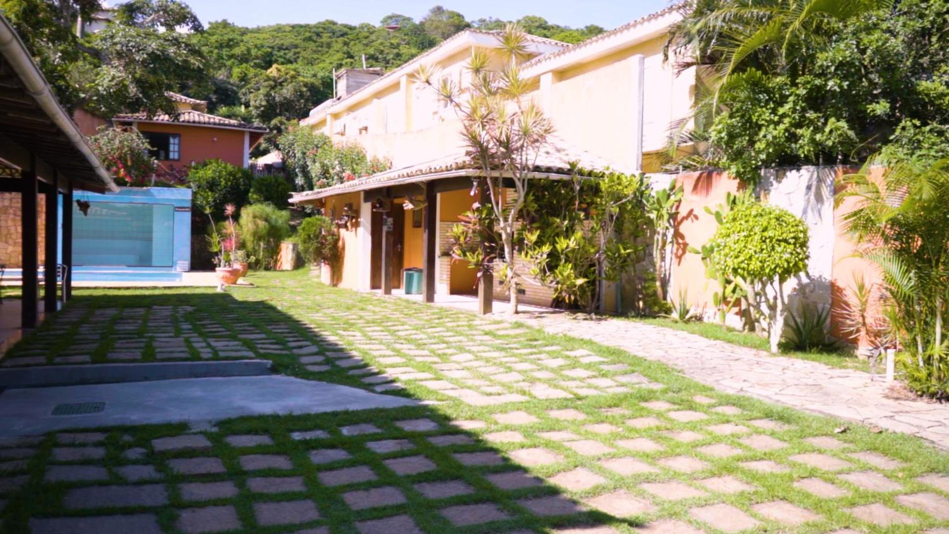 Belíssima Casa com extensa área externa - piscina, sauna, churrasqueira e campo de futebol - com 5 suítes e a 500 metros da Rua das Pedras