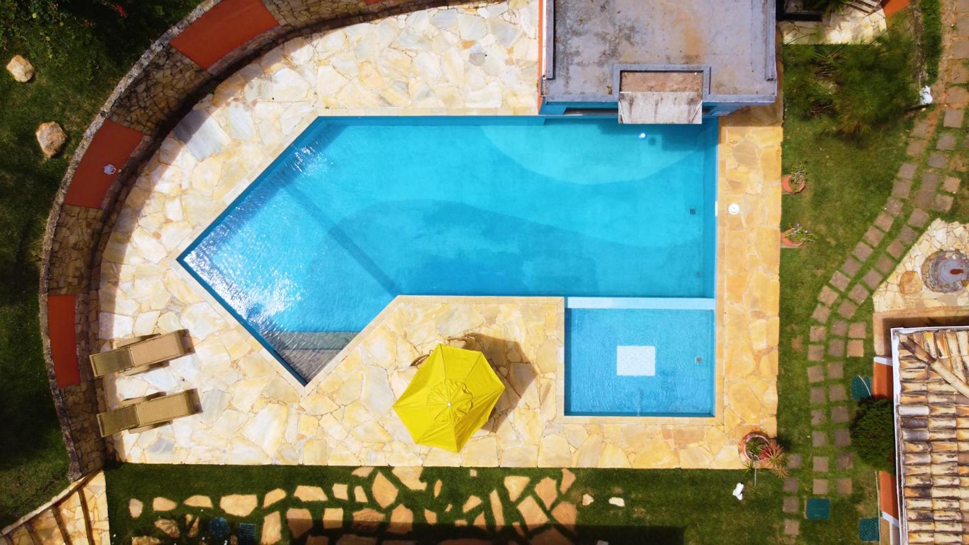 Belíssima Casa com extensa área externa - piscina, sauna, churrasqueira e campo de futebol - com 5 suítes e a 500 metros da Rua das Pedras