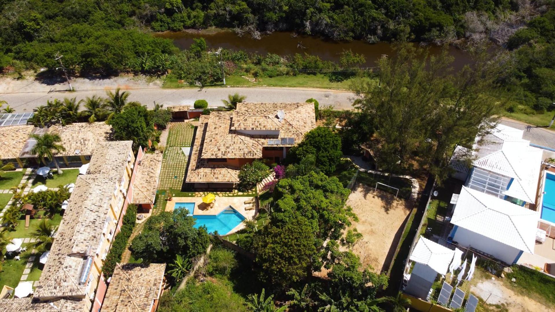 Belíssima Casa com extensa área externa - piscina, sauna, churrasqueira e campo de futebol - com 5 suítes e a 500 metros da Rua das Pedras