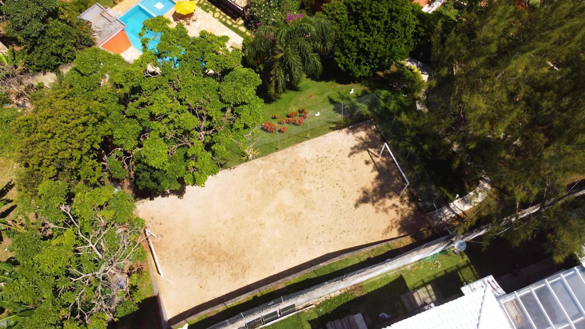 Belíssima Casa com extensa área externa - piscina, sauna, churrasqueira e campo de futebol - com 5 suítes e a 500 metros da Rua das Pedras
