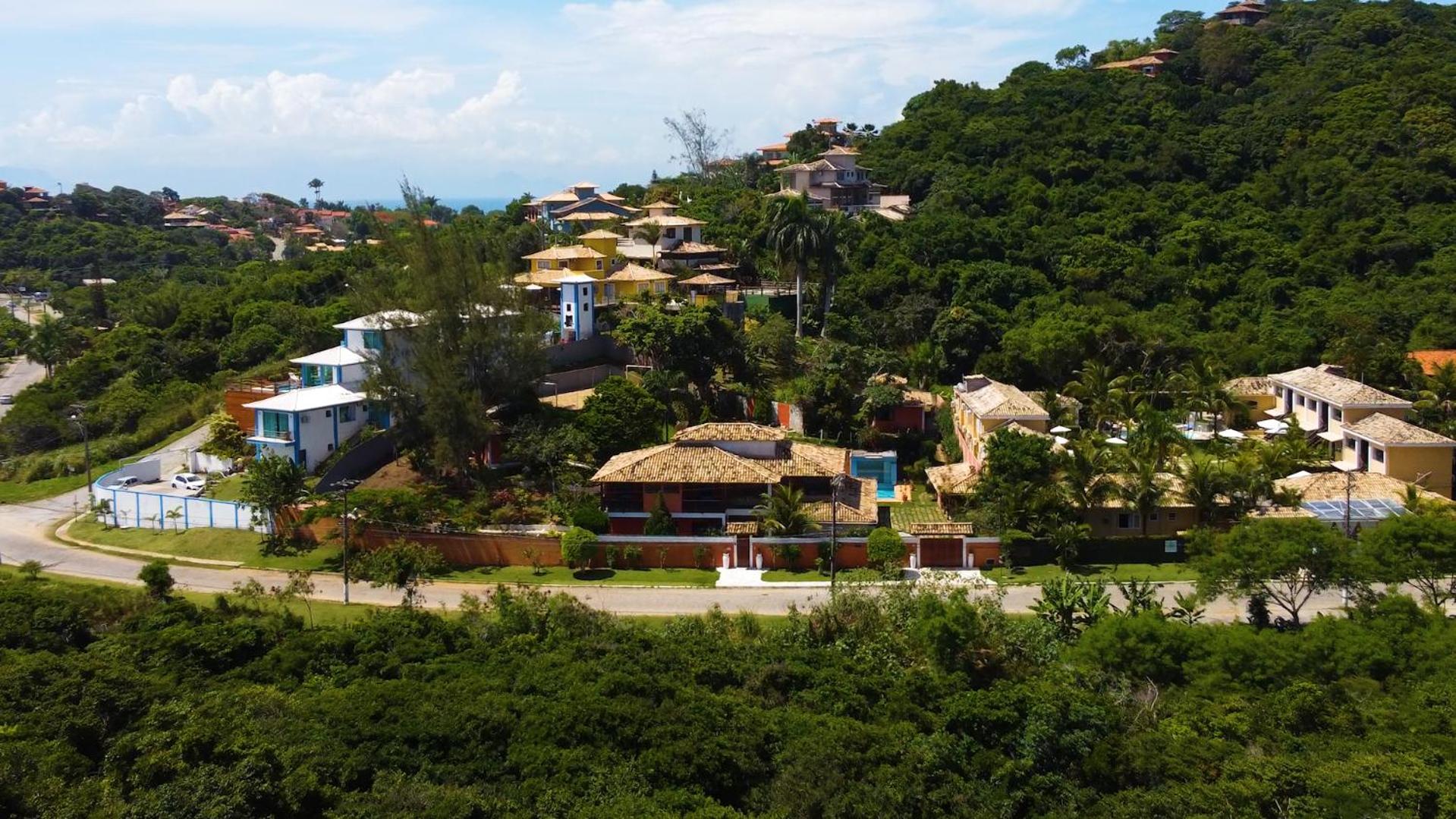 Belíssima Casa com extensa área externa - piscina, sauna, churrasqueira e campo de futebol - com 5 suítes e a 500 metros da Rua das Pedras