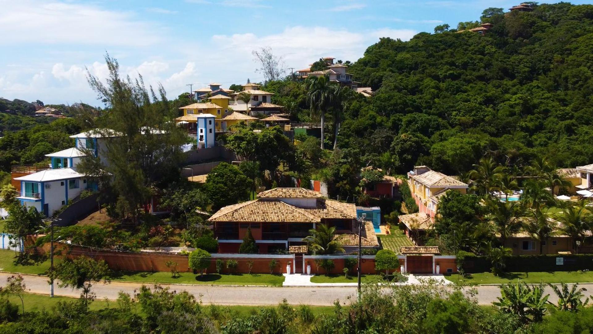 Belíssima Casa com extensa área externa - piscina, sauna, churrasqueira e campo de futebol - com 5 suítes e a 500 metros da Rua das Pedras
