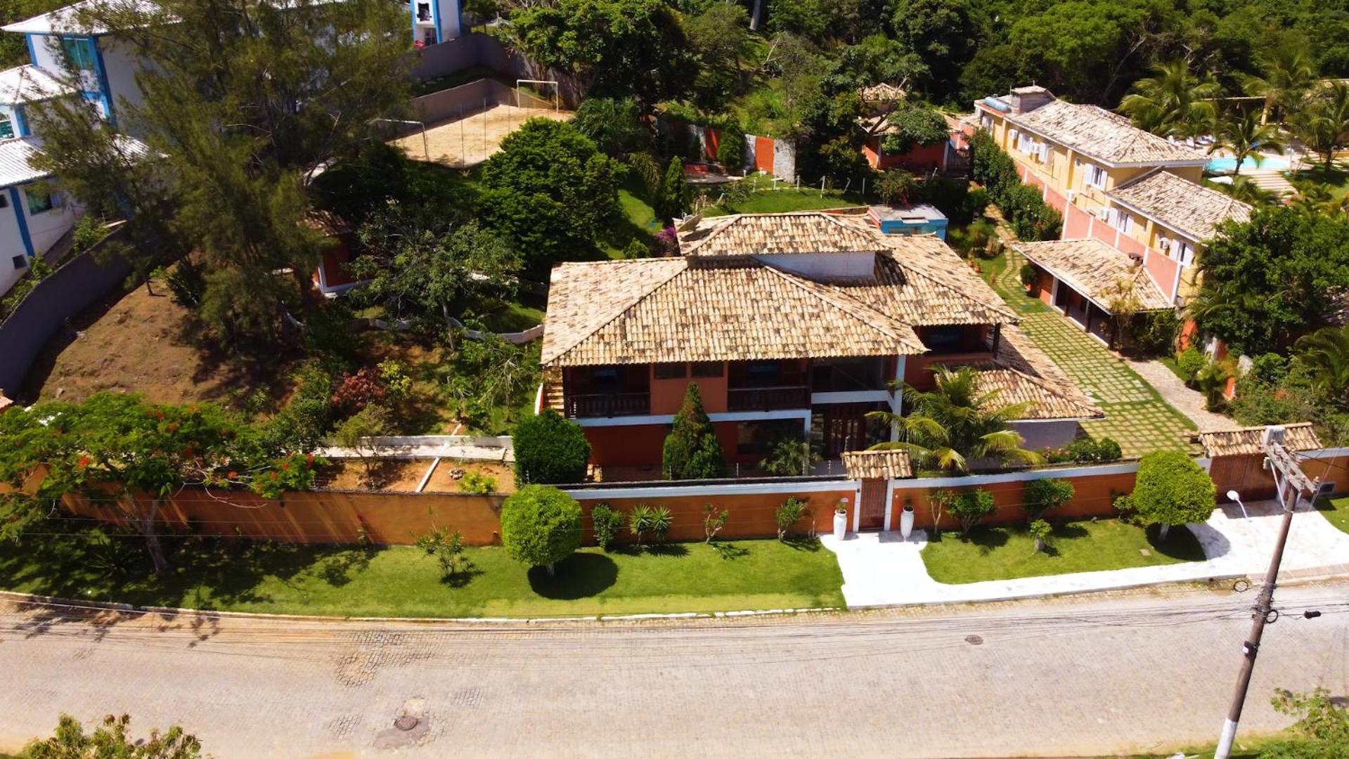 Belíssima Casa com extensa área externa - piscina, sauna, churrasqueira e campo de futebol - com 5 suítes e a 500 metros da Rua das Pedras