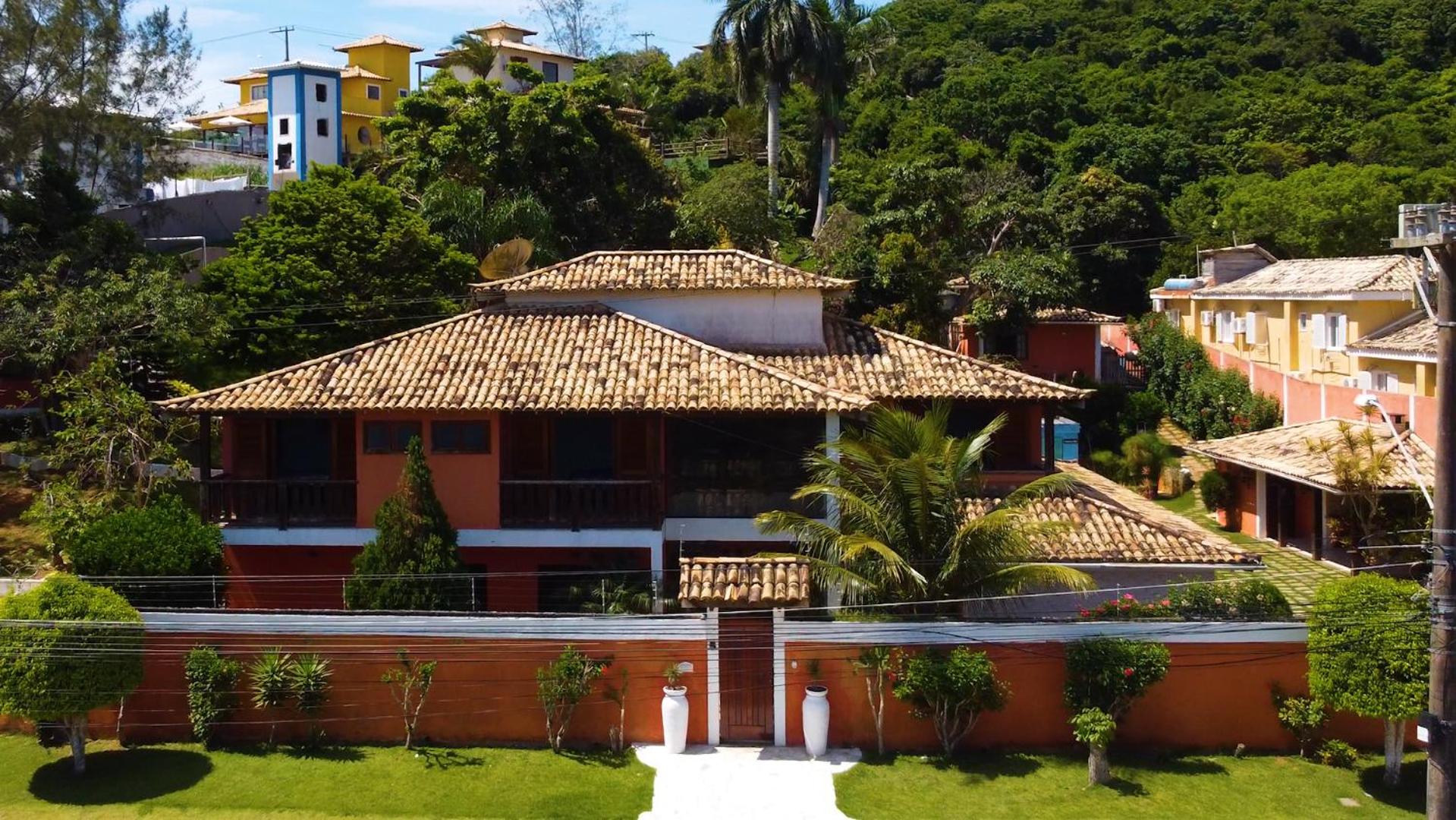 Belíssima Casa com extensa área externa - piscina, sauna, churrasqueira e campo de futebol - com 5 suítes e a 500 metros da Rua das Pedras