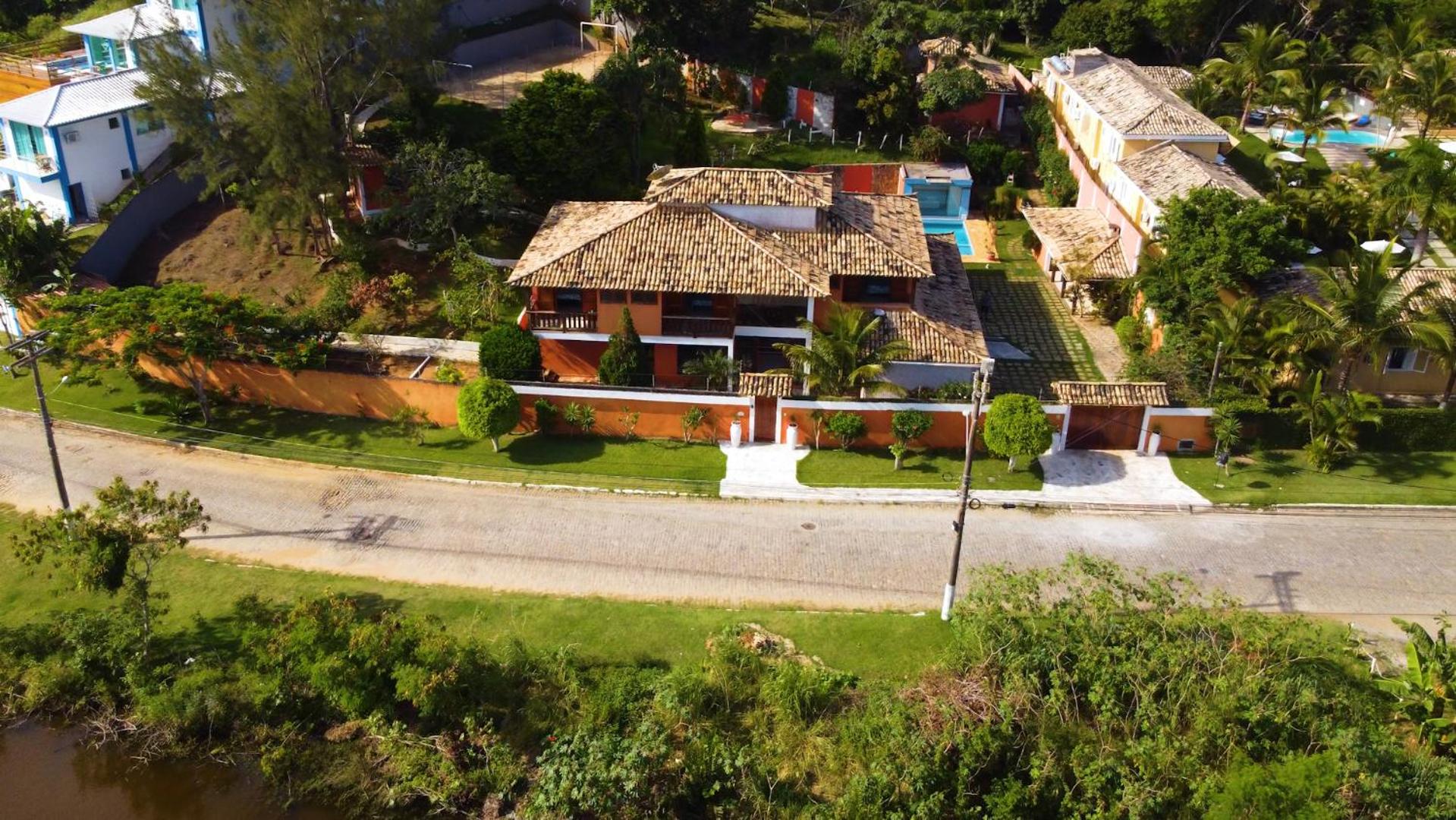 Belíssima Casa com extensa área externa - piscina, sauna, churrasqueira e campo de futebol - com 5 suítes e a 500 metros da Rua das Pedras