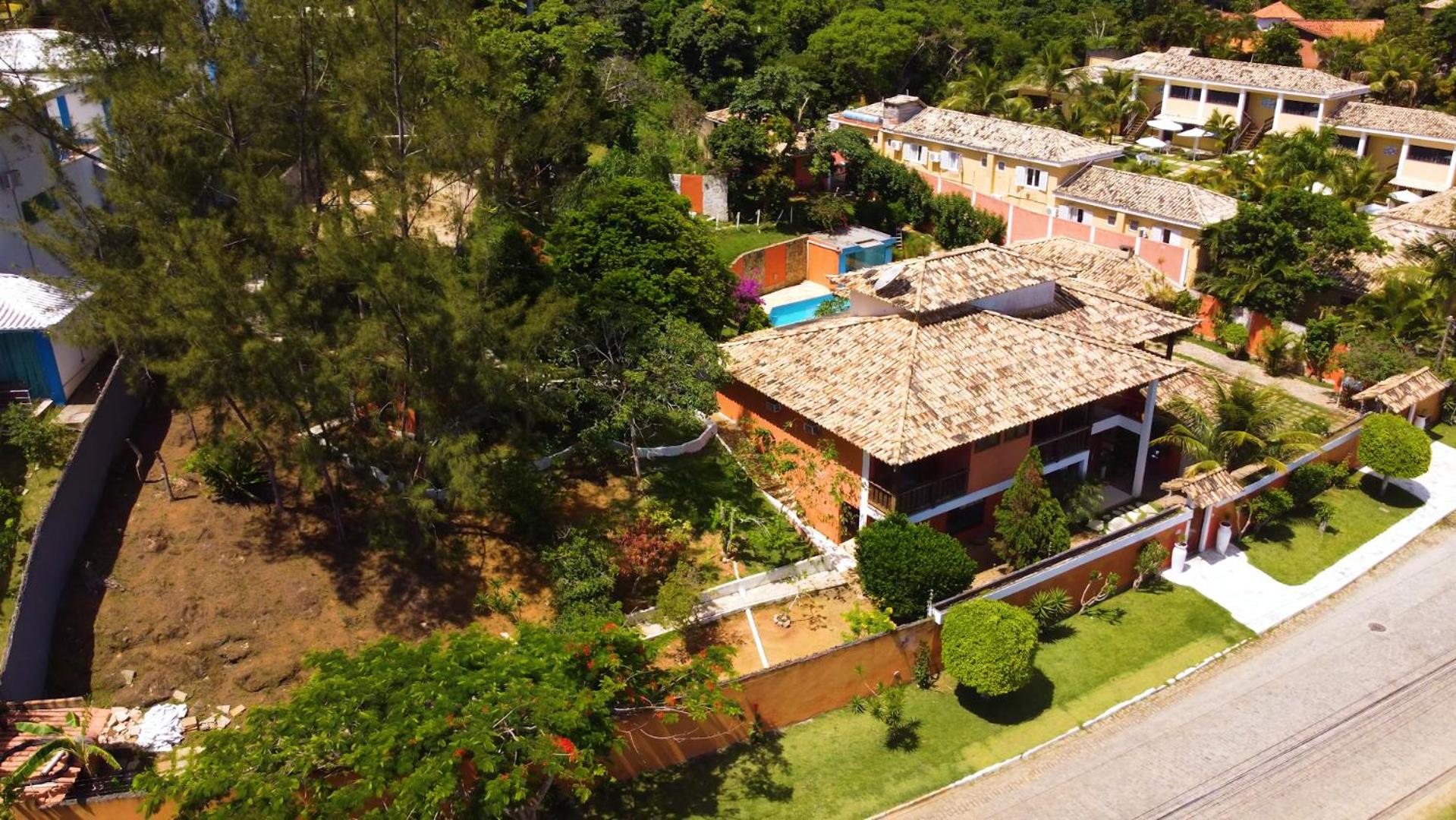 Belíssima Casa com extensa área externa - piscina, sauna, churrasqueira e campo de futebol - com 5 suítes e a 500 metros da Rua das Pedras