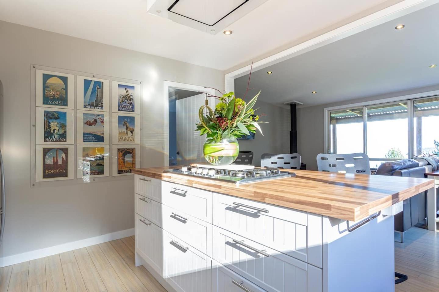 Private Cottage with Spa and Amazing Lake Views view 5
