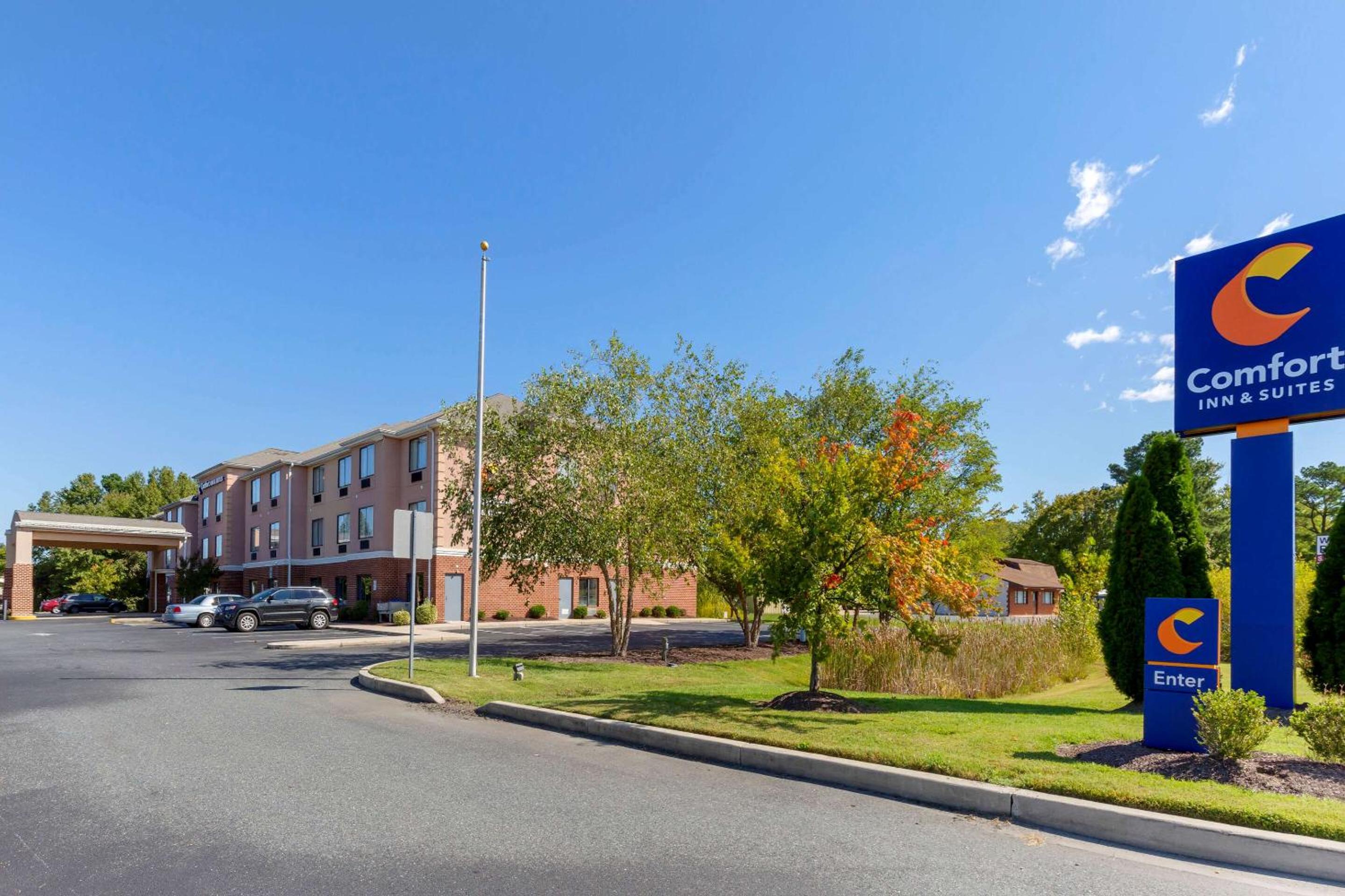 Easton Vacations - Comfort Inn  Suites Cambridge - Property Image 1