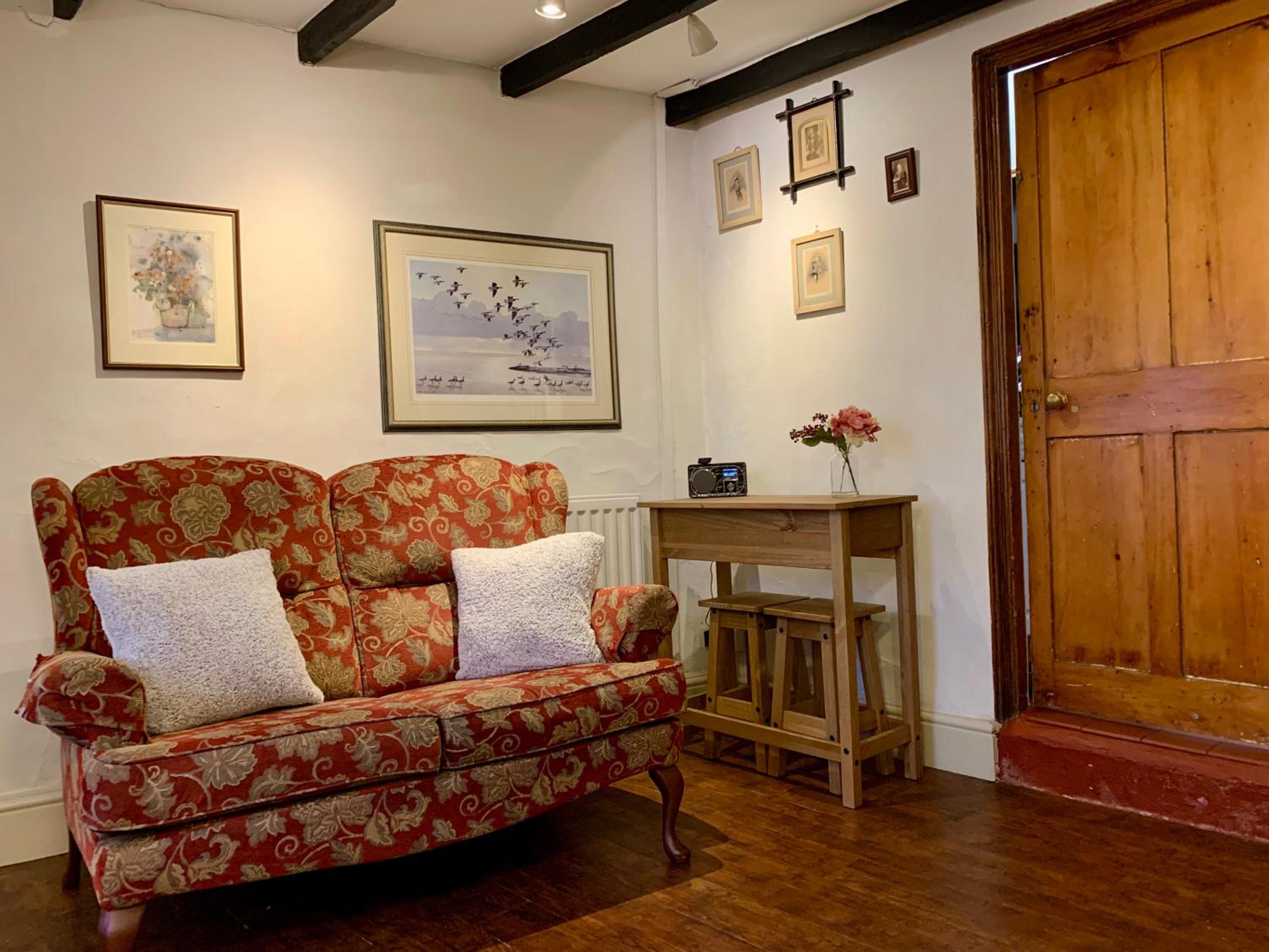 Boutique Cottage with Walk-in Rain Shower & Parking view 5