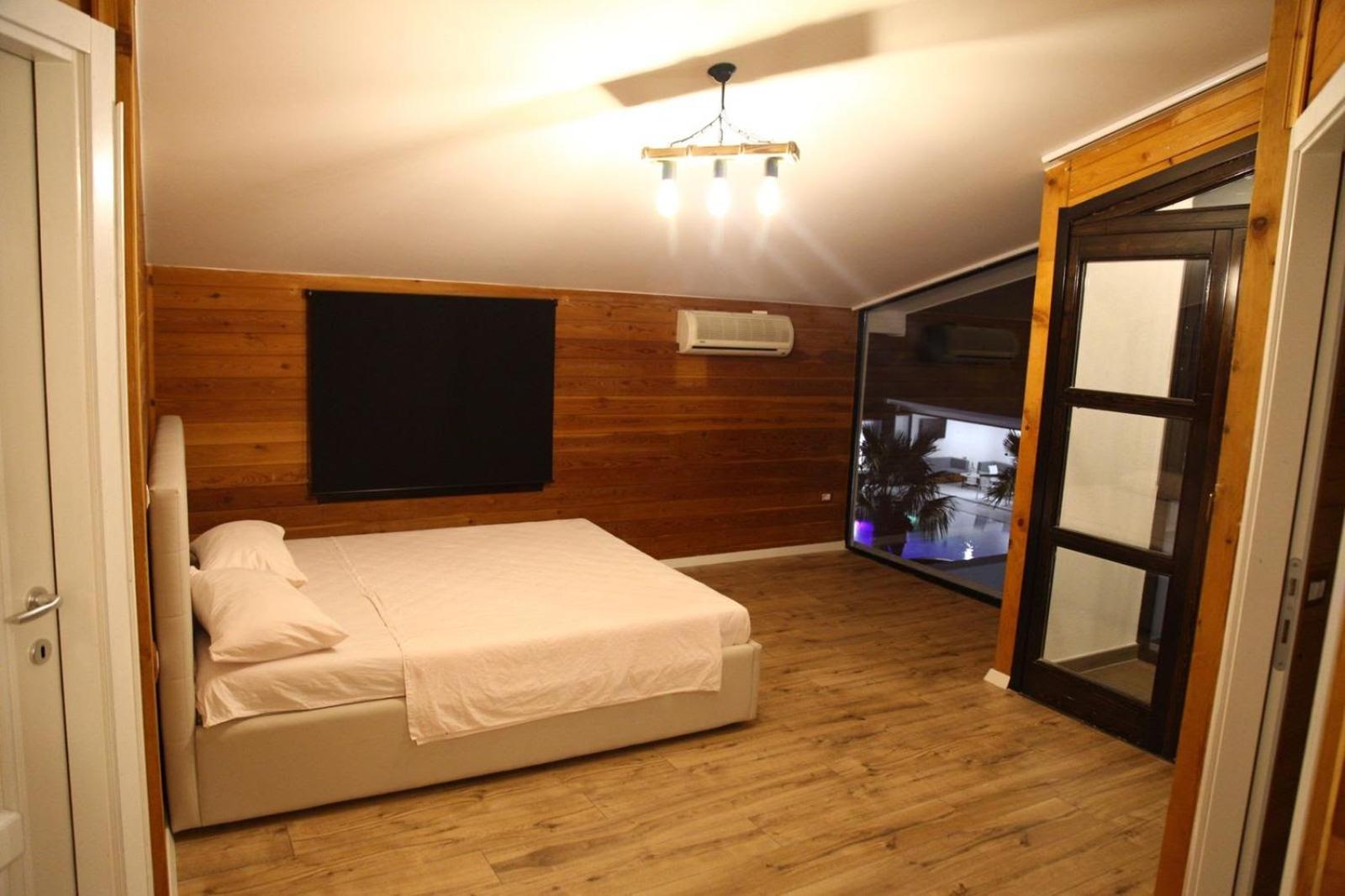 Isea Wood Villa
