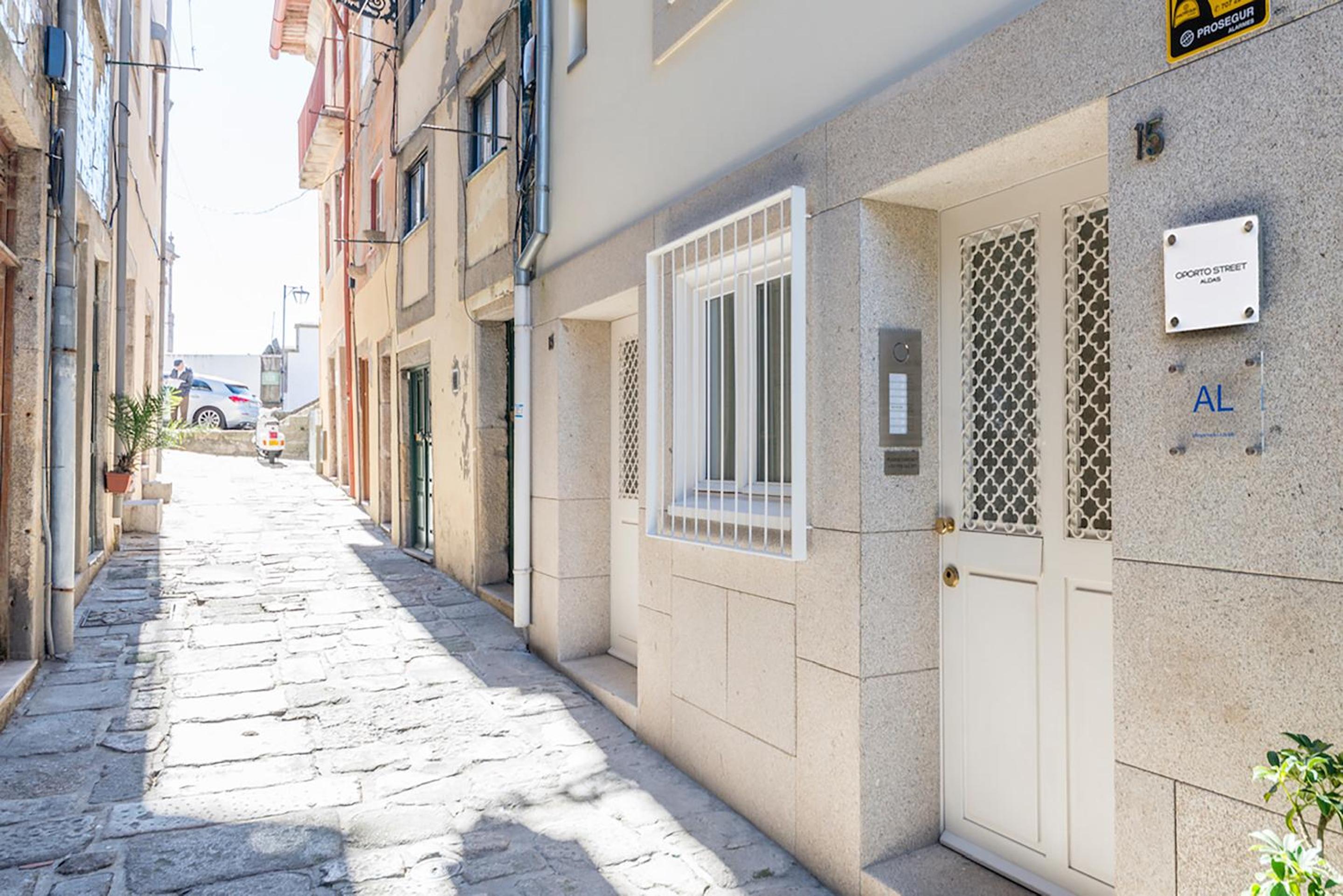 Oporto Street das Aldas - River View