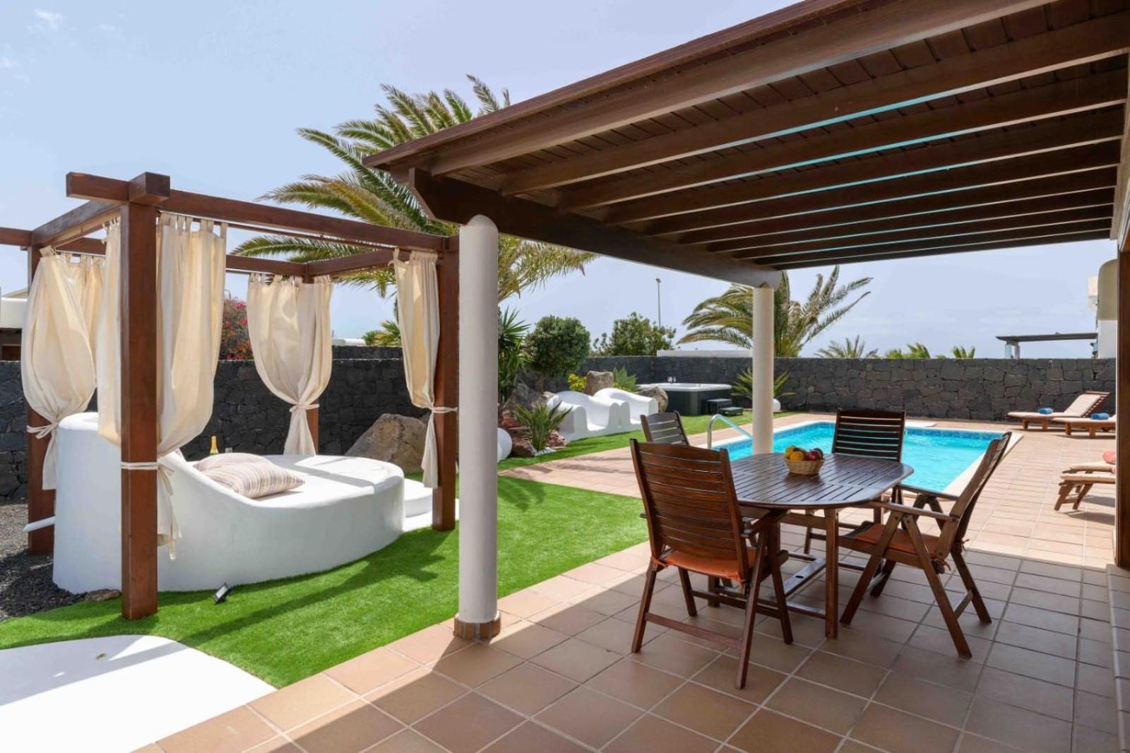 Eslanzarote Villa Rosa, Heated Pool, Jacuzzi, Super wifi, Sat tv