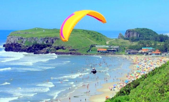 KITNET S1 em TORRES-RS - Na mais bela praia Gaúcha - Cozinha - Banheiro - Ar condicionado - TV e Wi-Fi - Estacionamento - Anfitriã Superhost no BnB