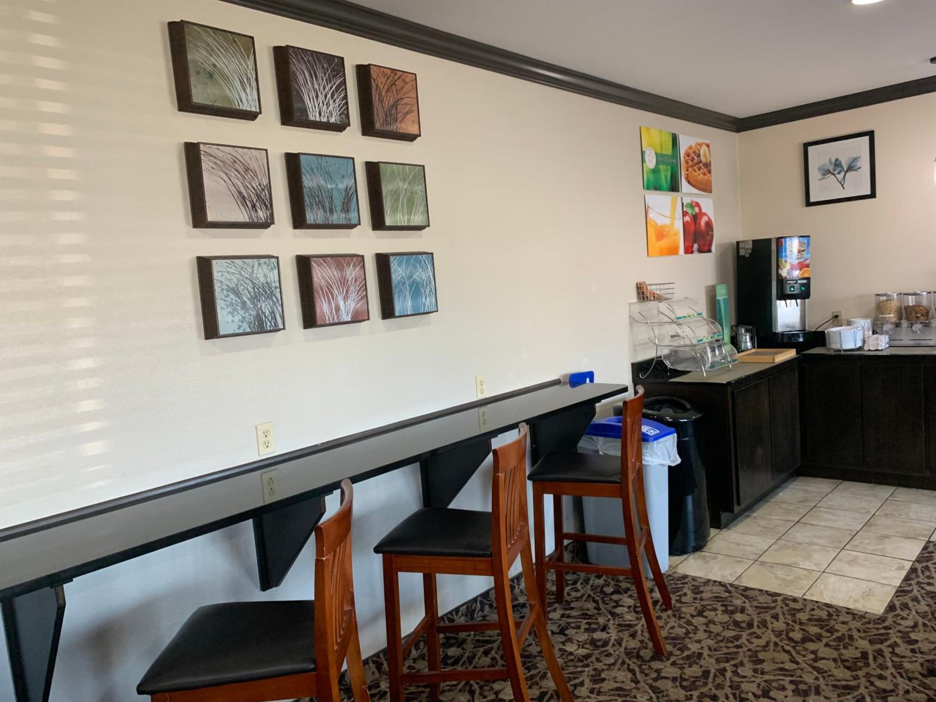 Forsyth Vacations - Quality Inn near I-72 and Hwy 51 - Property Image 4