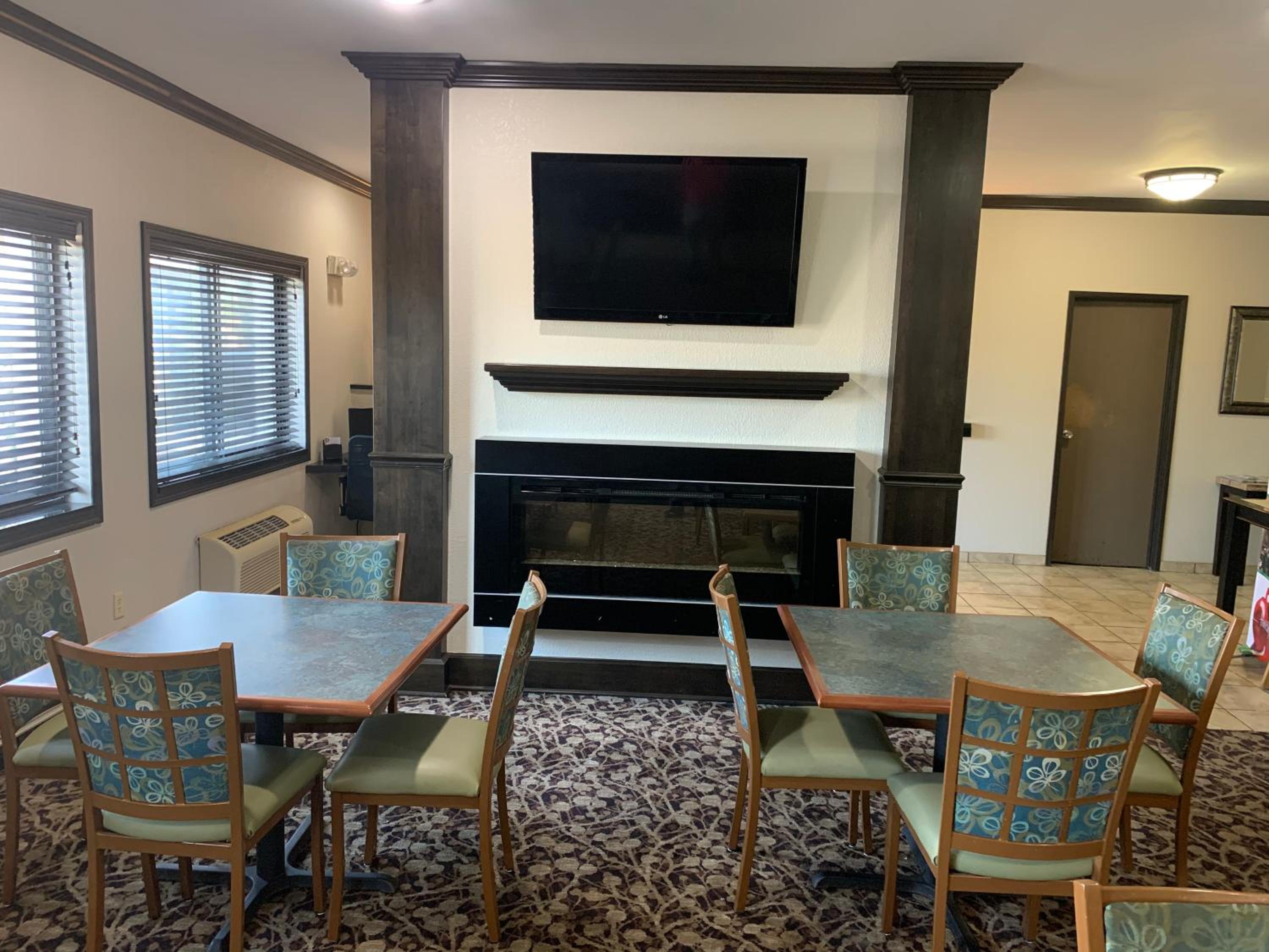 Forsyth Vacations - Quality Inn near I-72 and Hwy 51 - Property Image 6