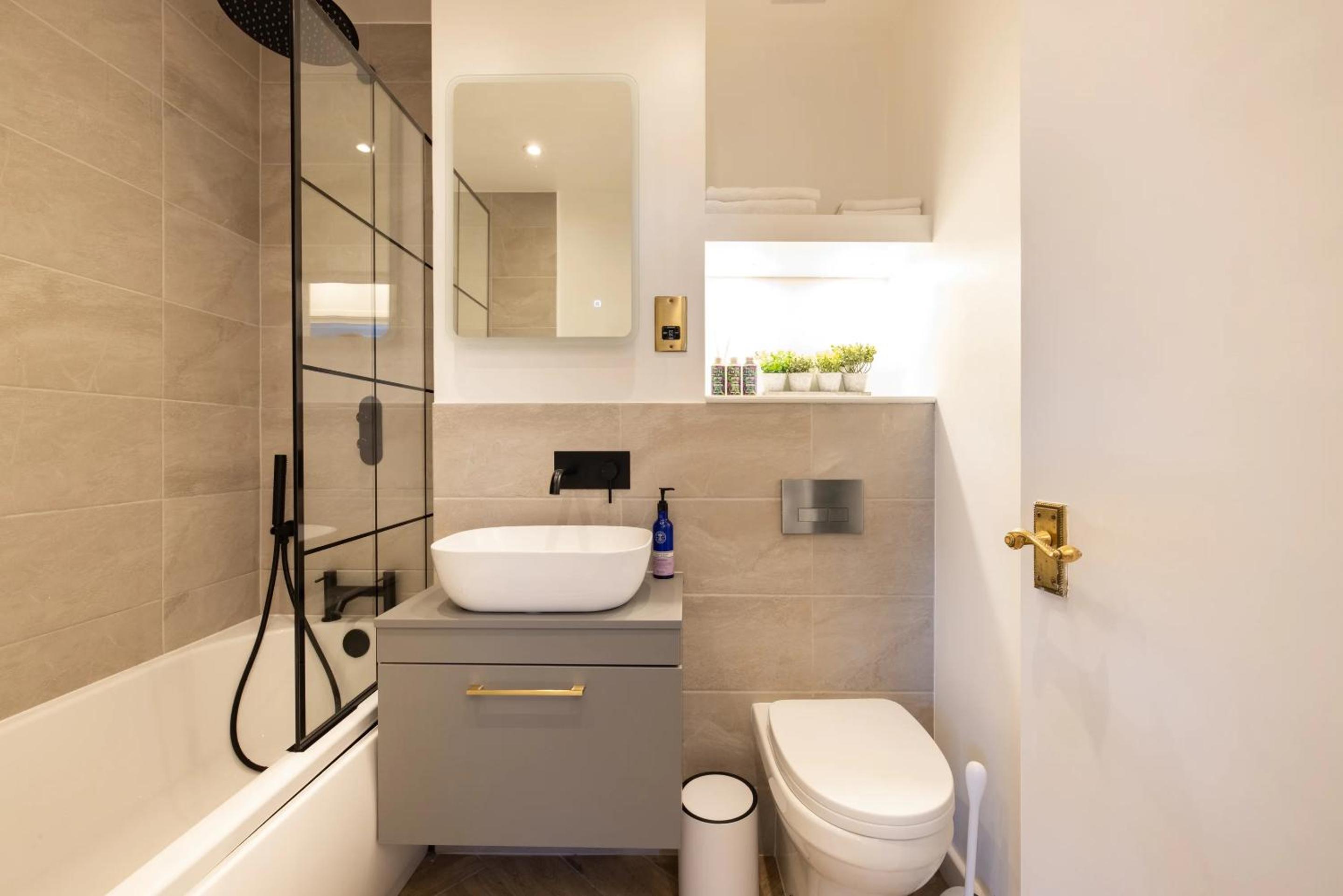 Luxurious 1-Bedroom Apartment in Kensington