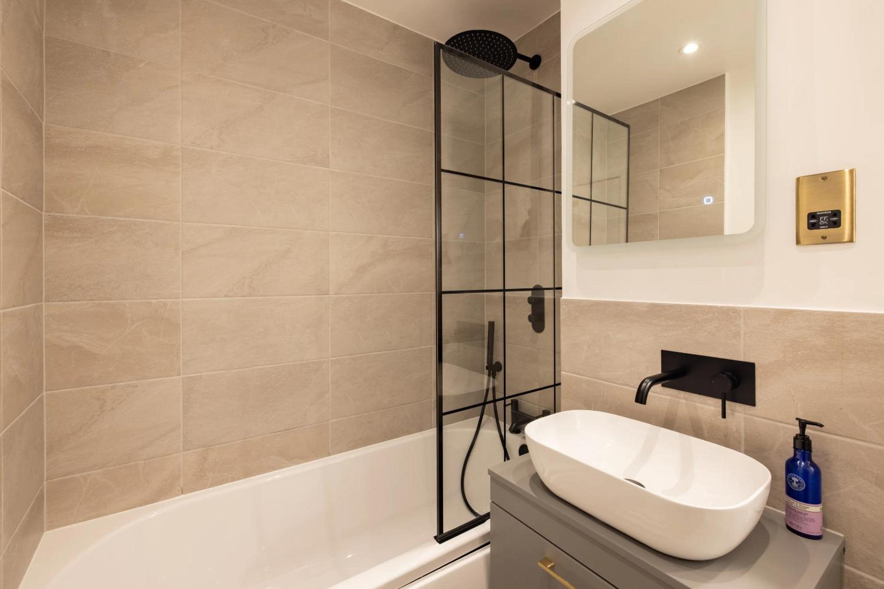 Luxurious 1-Bedroom Apartment in Kensington