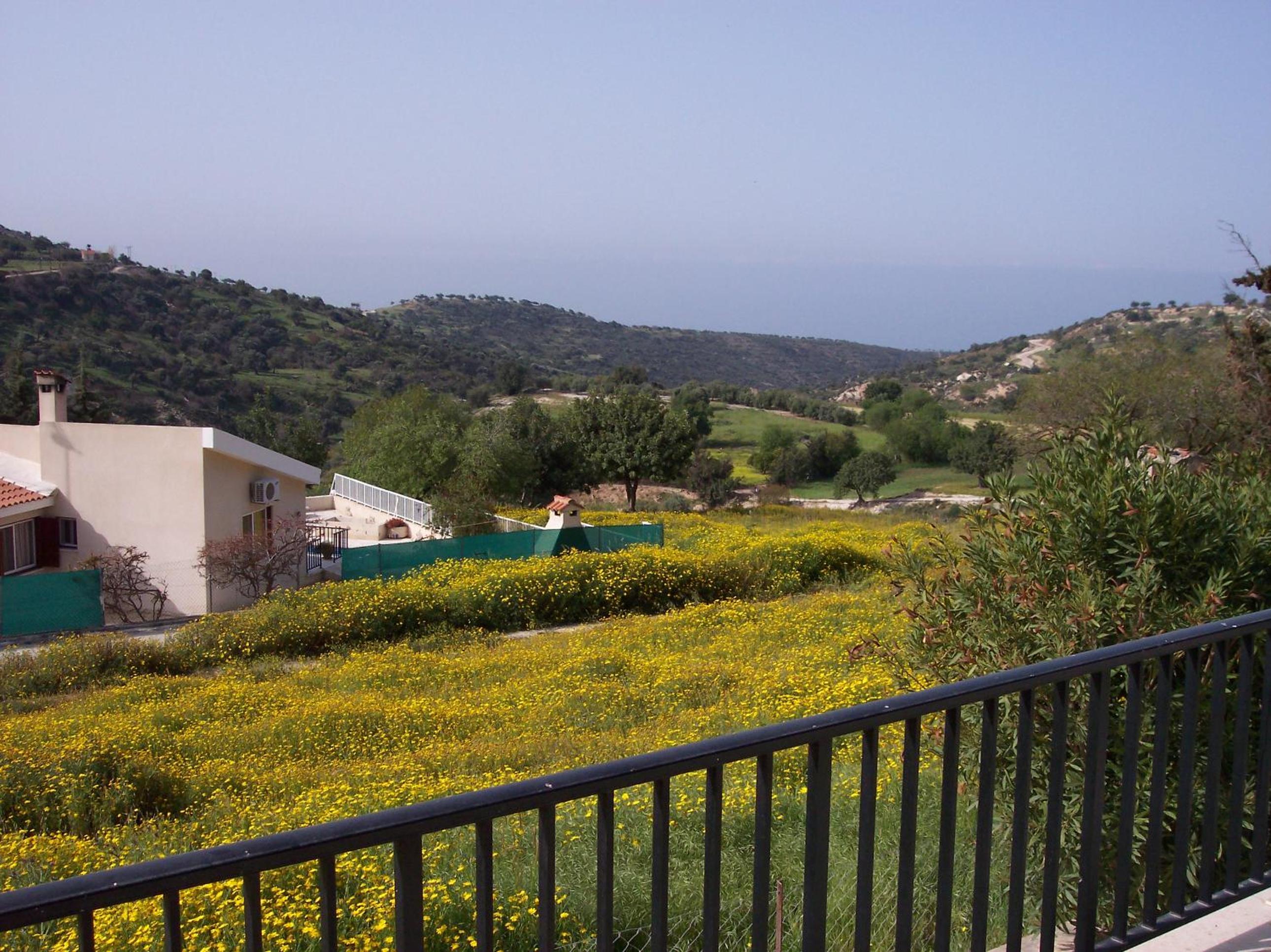 Bungalow with 2 double bedrooms in the hills .