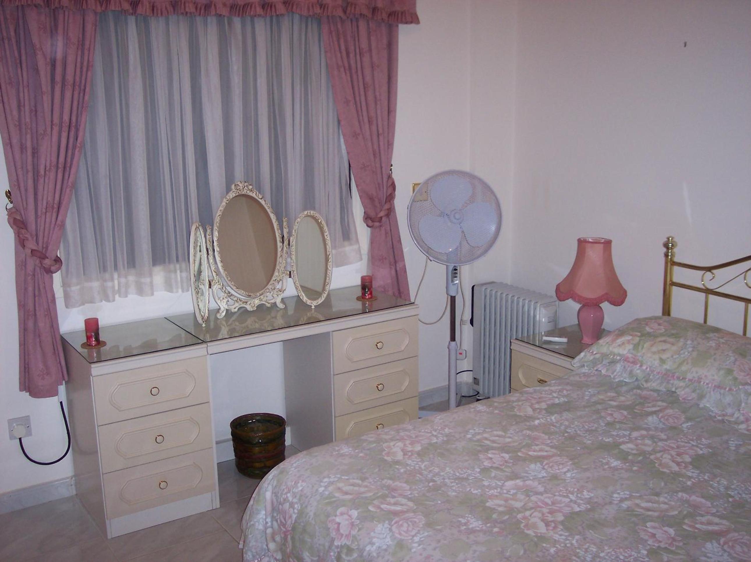 Bungalow with 2 double bedrooms in the hills .