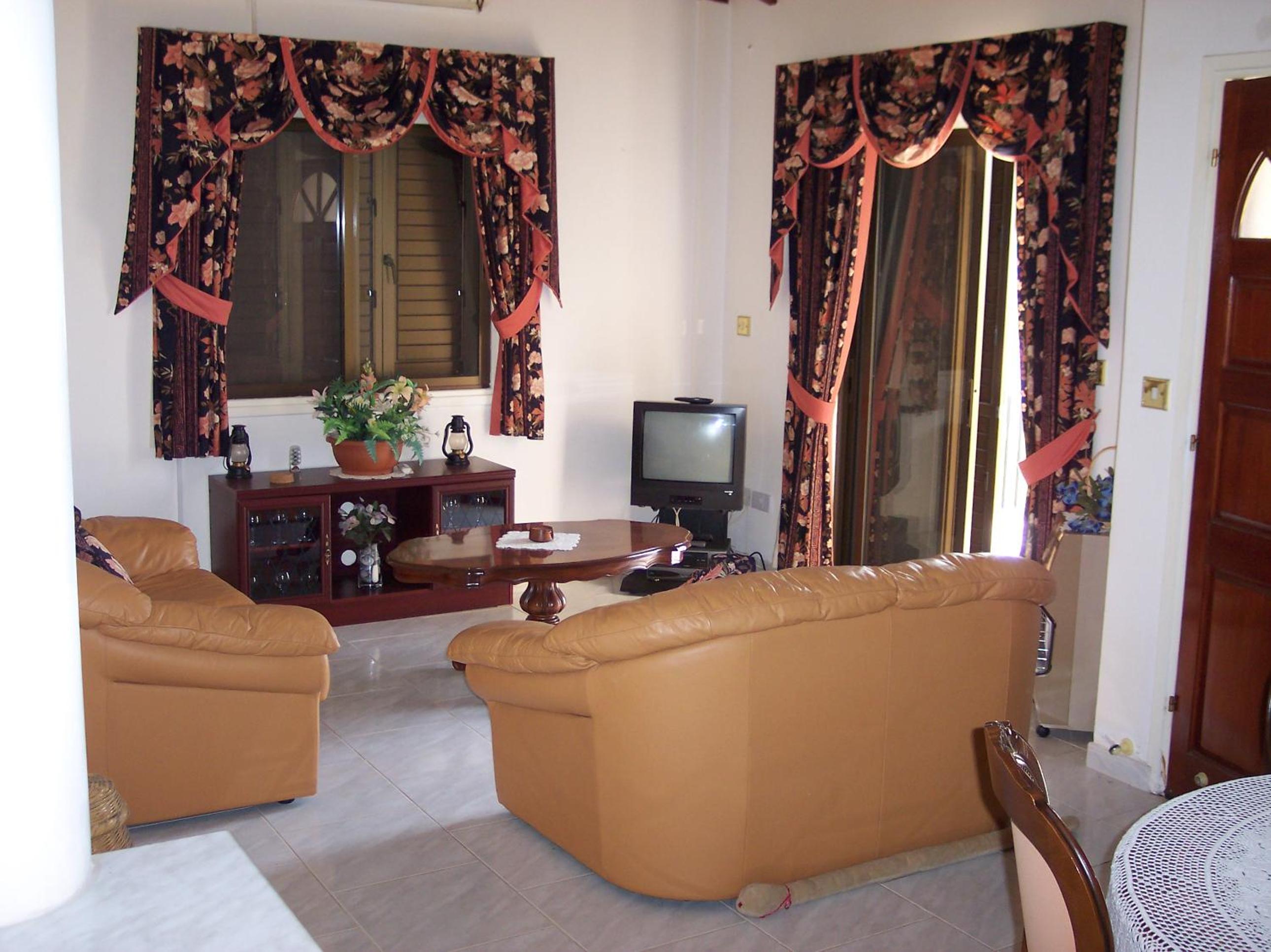 Bungalow with 2 double bedrooms in the hills .