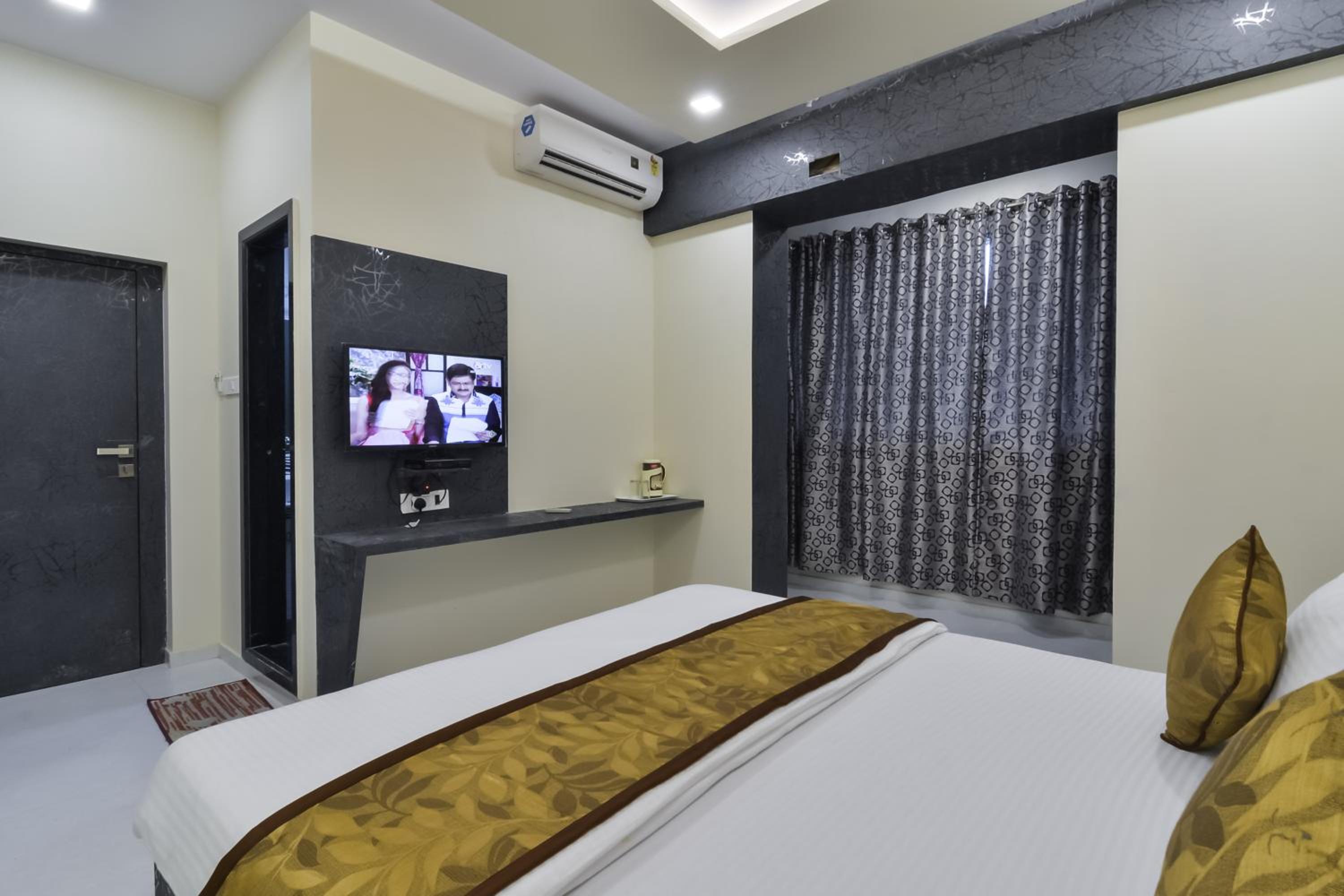 Hotel Aroma- Dadar photo 5