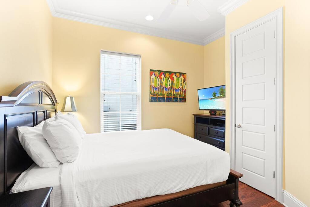4 Bedroom house on the golf course with 2 golf carts! view 4