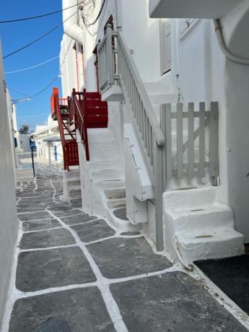 Traditional Myconian Studio in the heart of Chora view 5