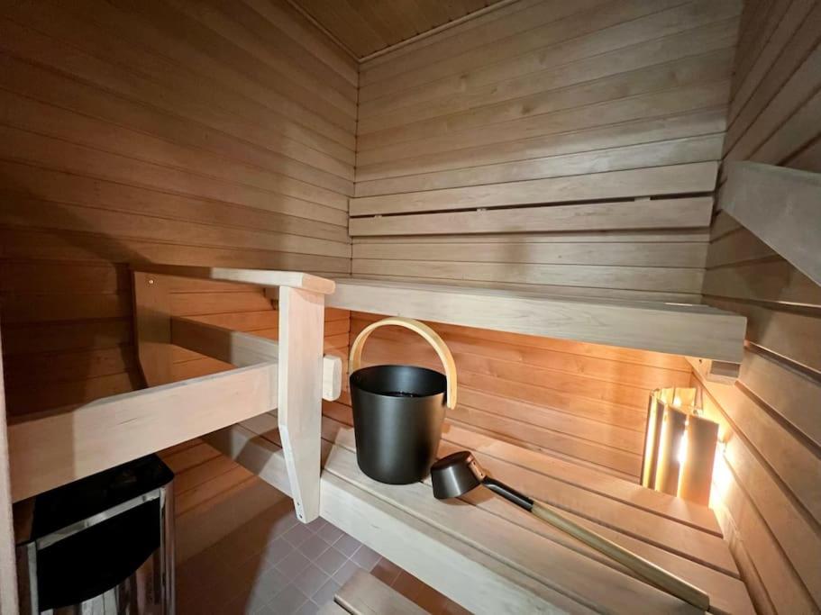 Suite - King Size Bed - Wifi - Private Sauna view 2