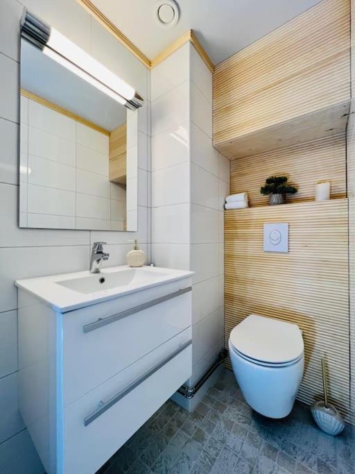 Spacious City Center Apt - Sauna - Self Check in view 3